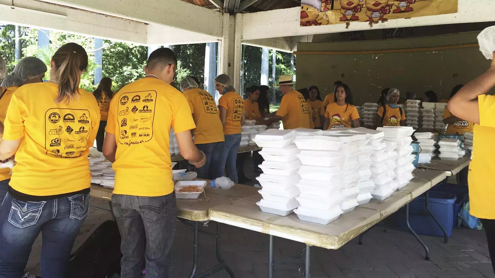 voluntarios armado los kits de comida