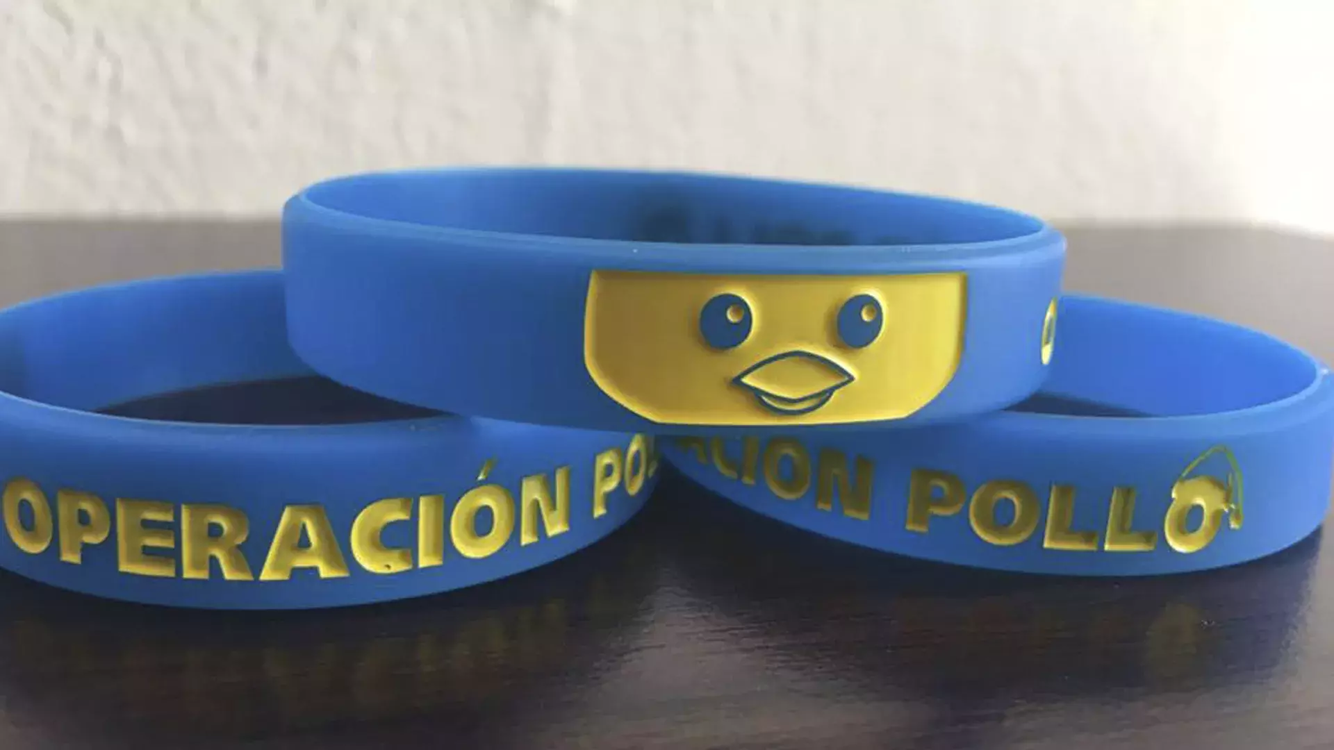 las pulseras oficiales de Operación Pollo