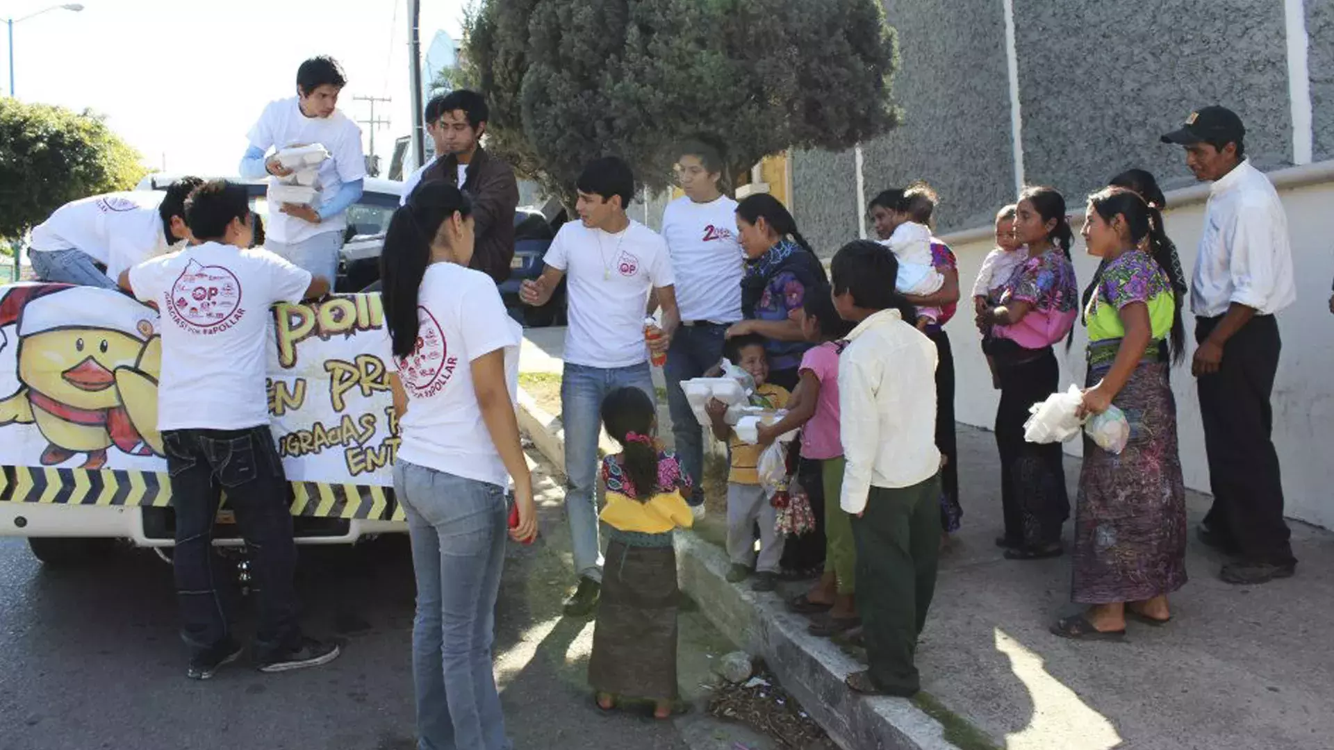 los chicos entregando las comidas