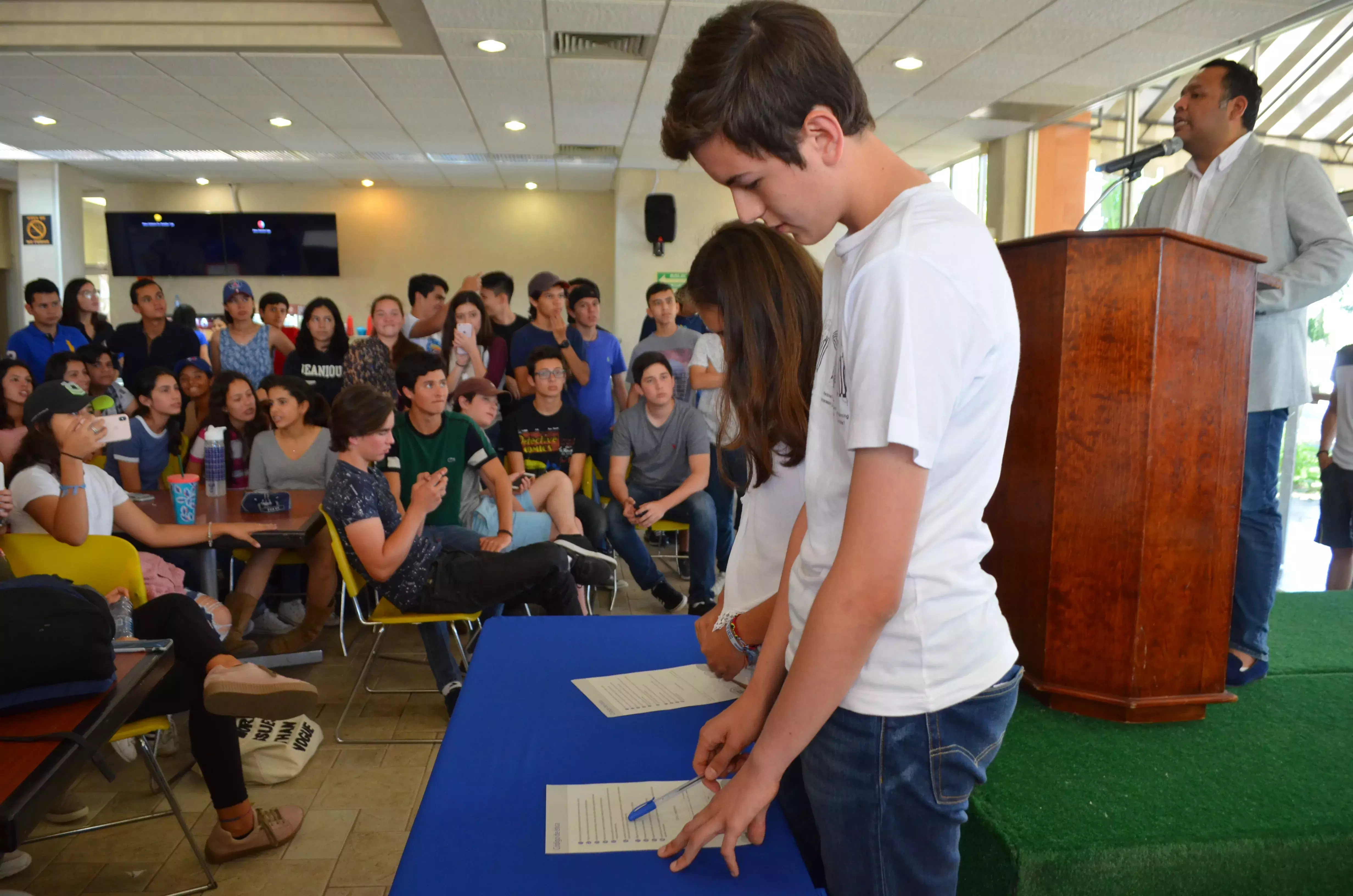 Los Líderes de Generación firmando su compromiso. 