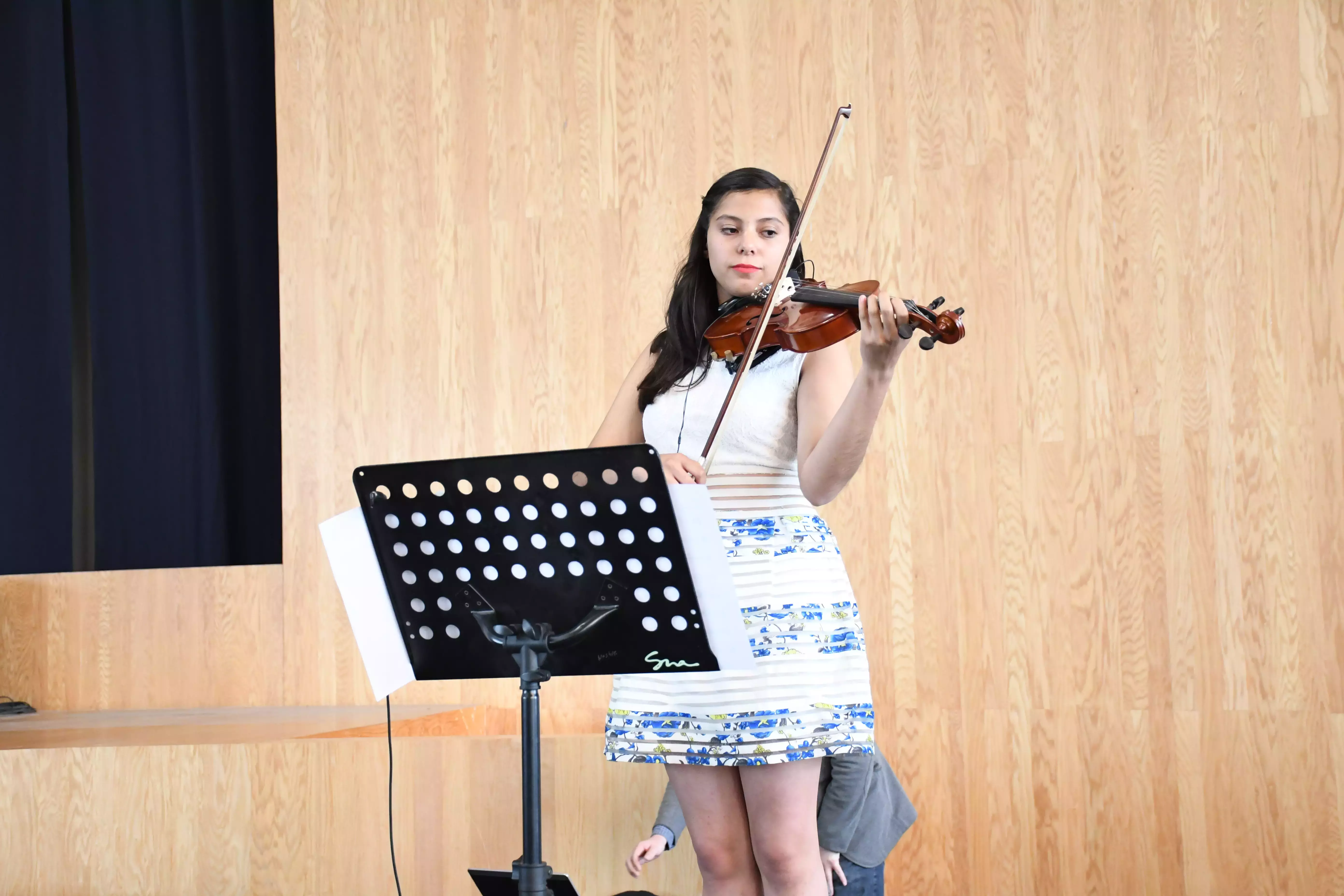 alumna participando en la ceremonia de excelencia