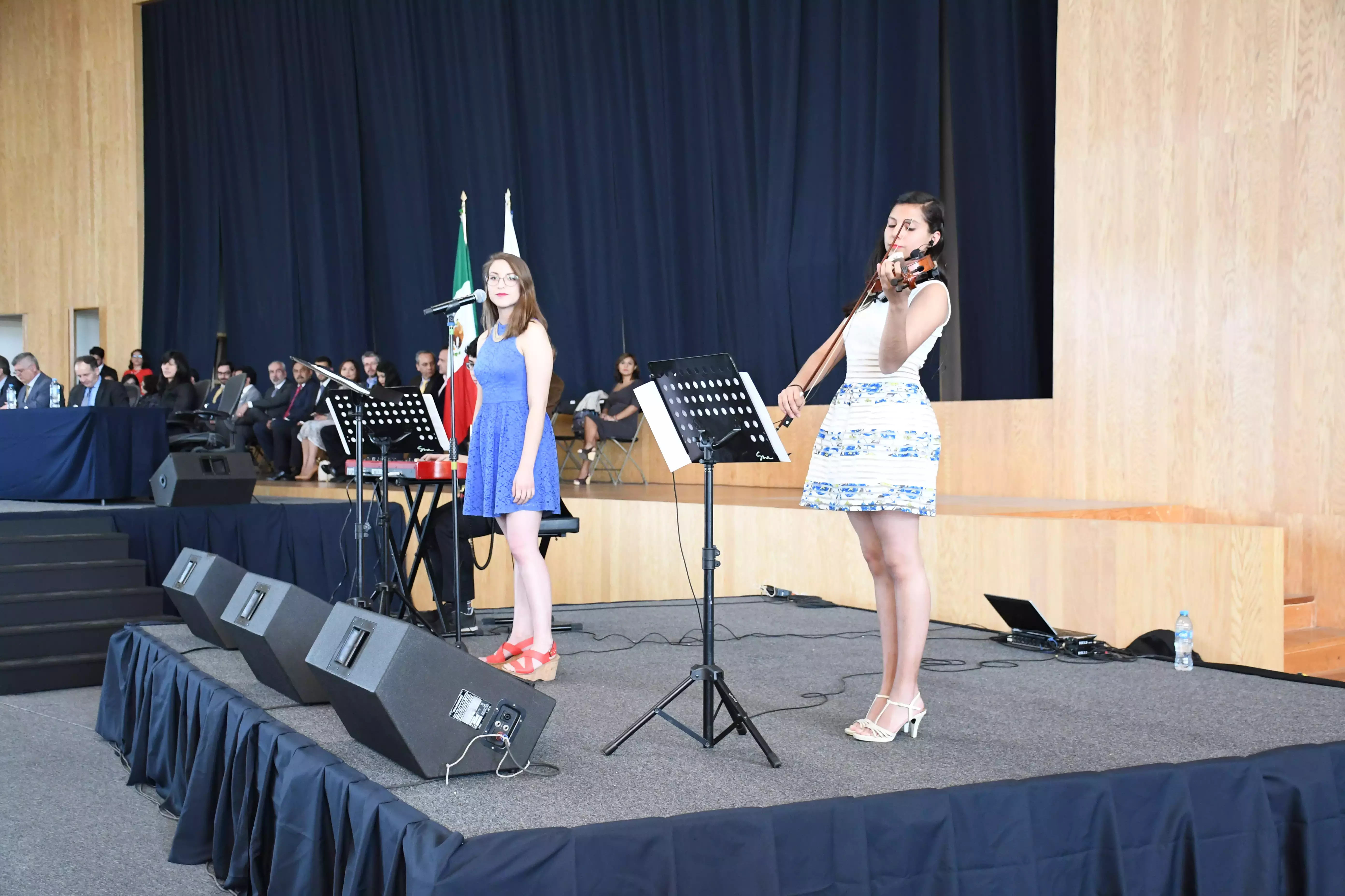 alumnas participando en ceremonia de excelencia