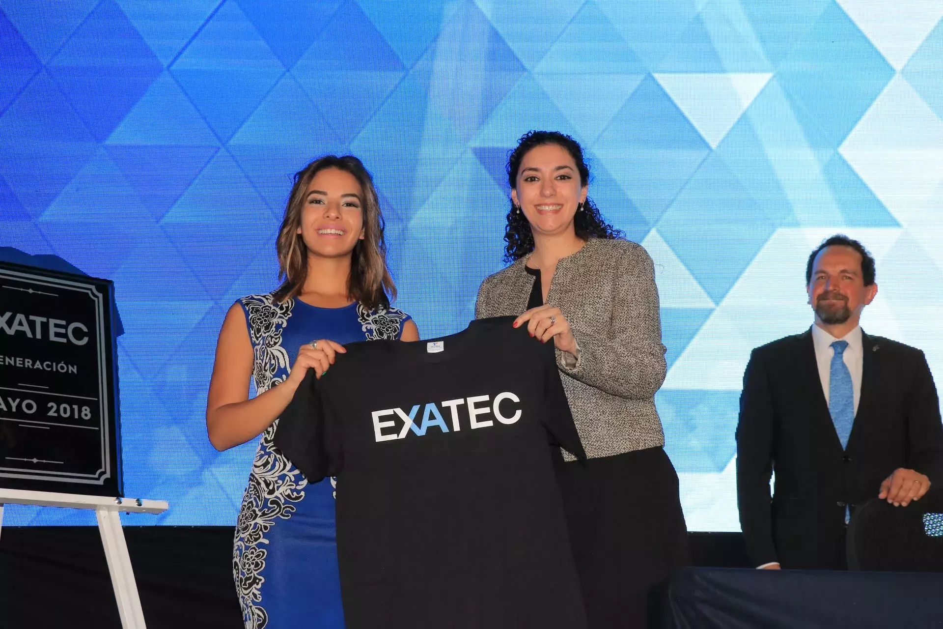 Monica Avila entrega la playera EXATEC a Ana C. Jaquez.