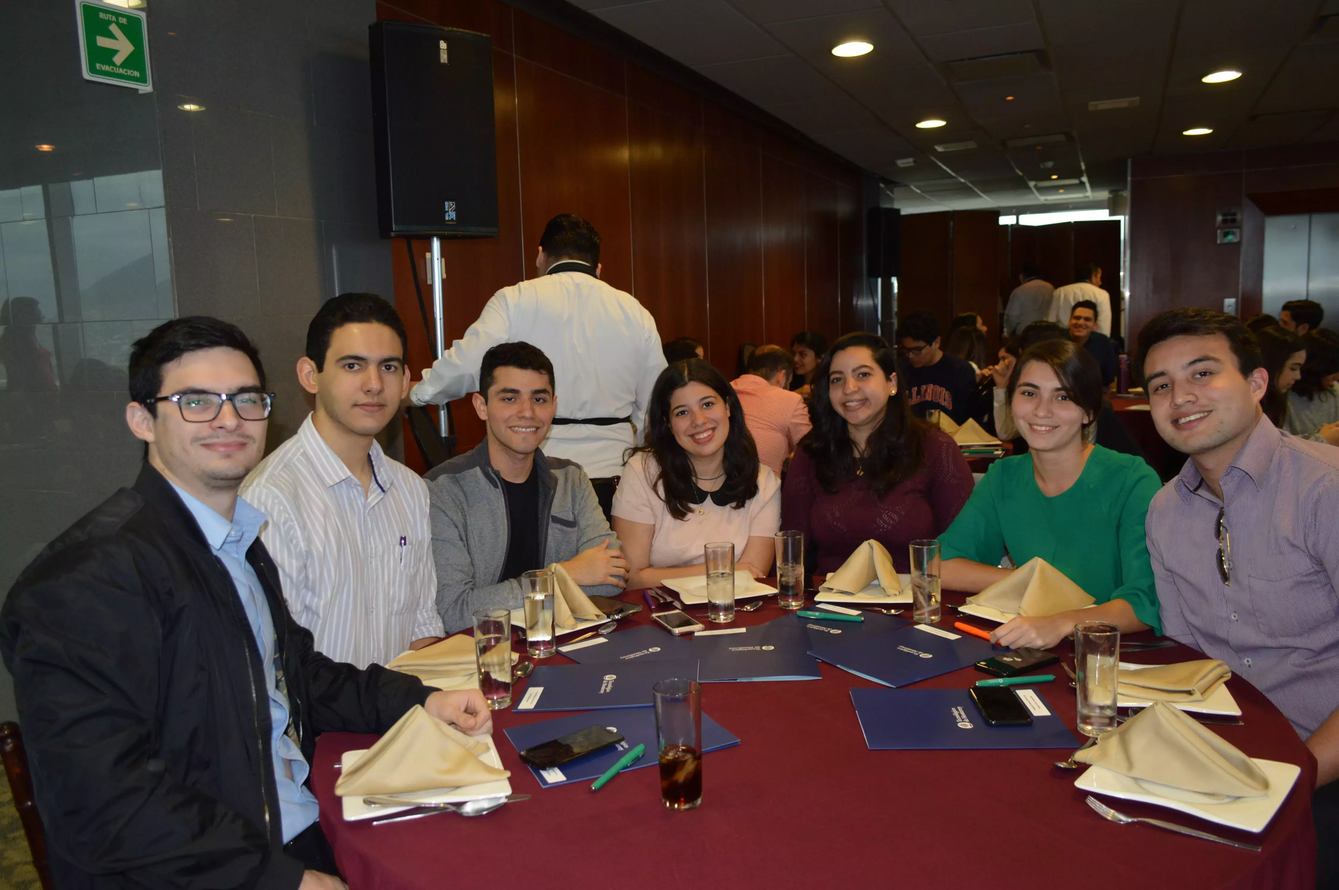 Estudiantes de la Escuela de Ingeniería y Ciencias durante su ceremoni