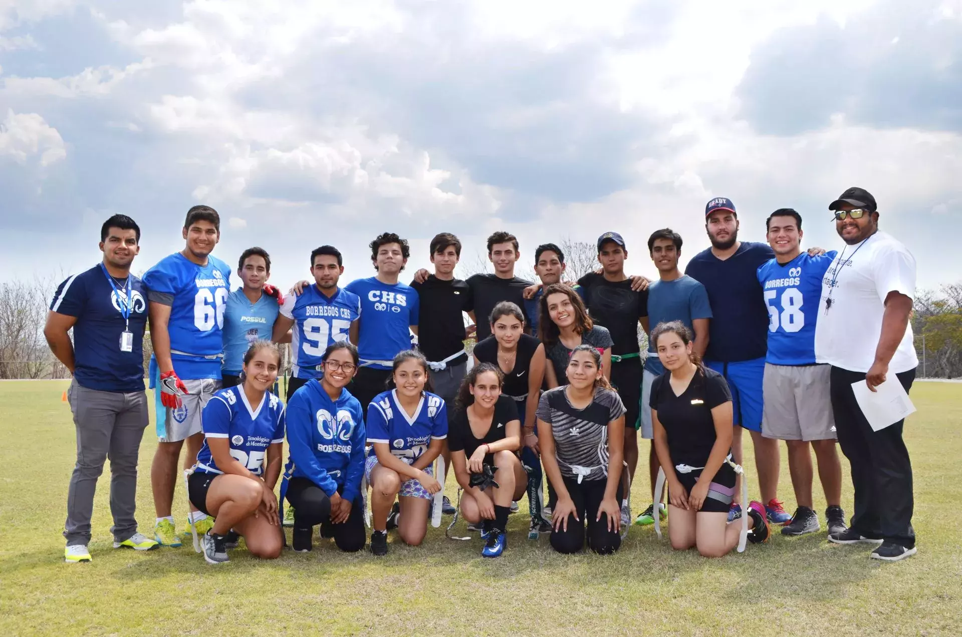 Participantes de los diferentes equipos felices por convivir sanamente