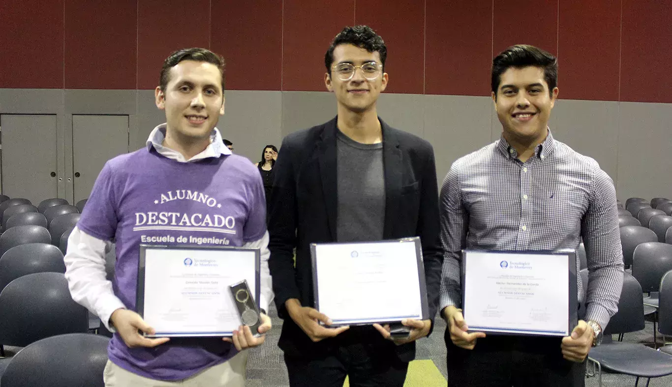 Alumnos de Biotecnología y Biomédico muestran con orgullo su reconocimiento