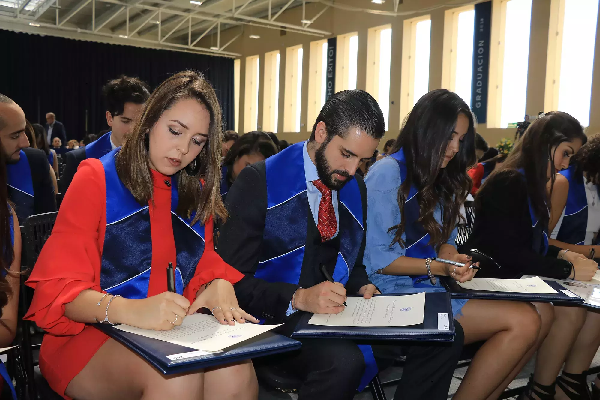 alumnos firmando título