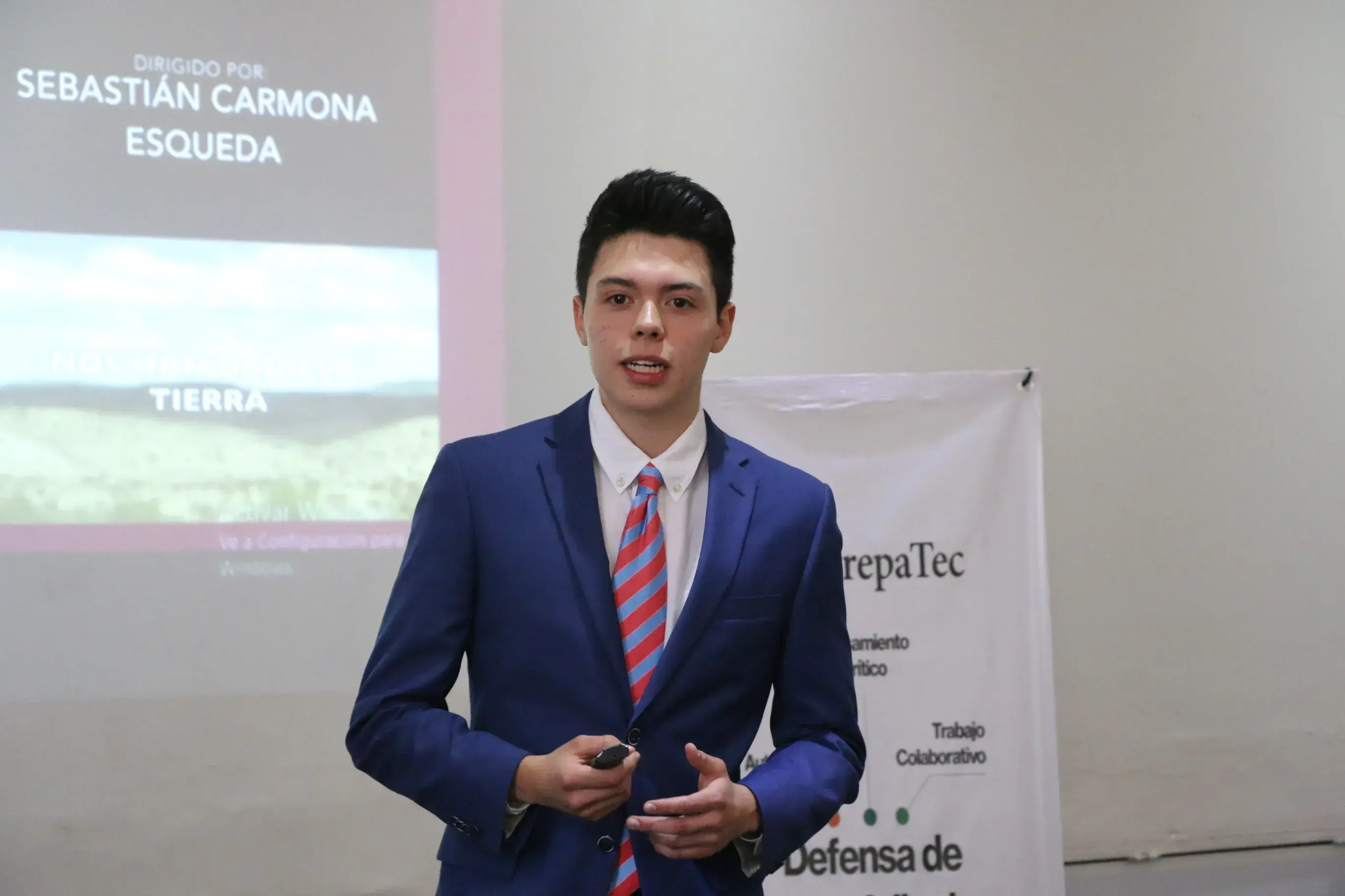 alumno exponiendo 