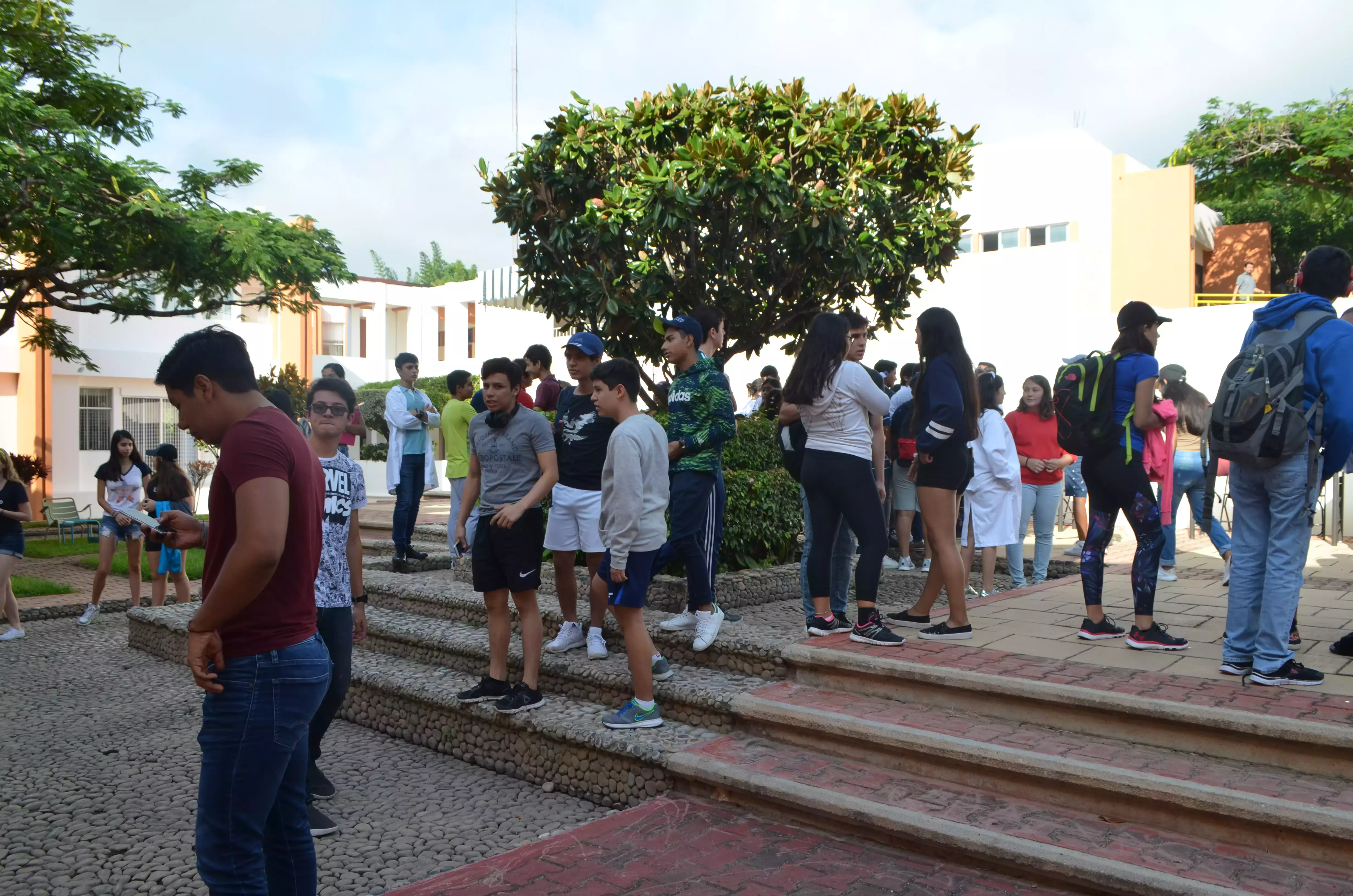 Alumnos inscribiéndose en una actividad de servicio social