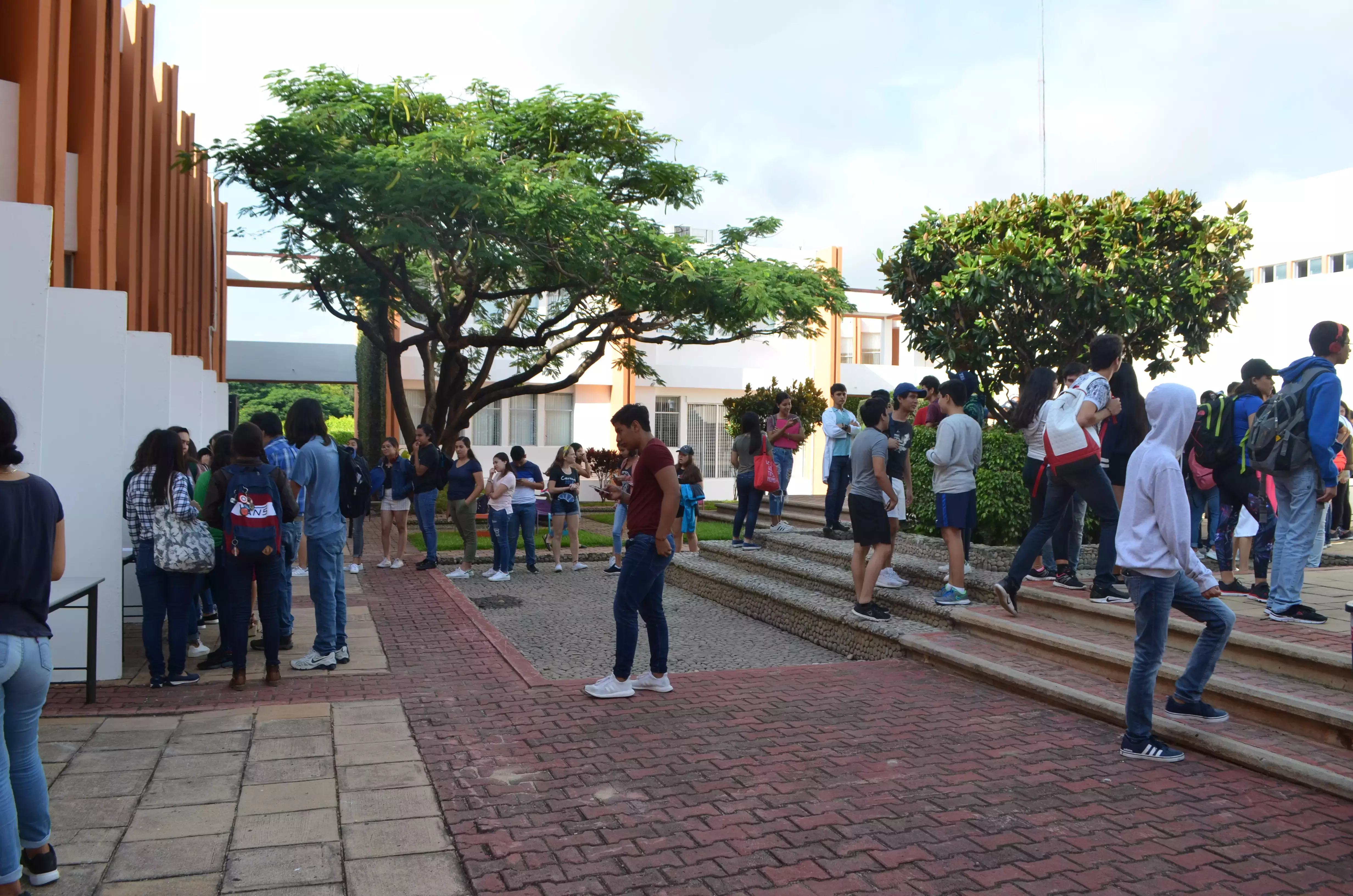 Alumnos inscribiéndose en una actividad de servicio social