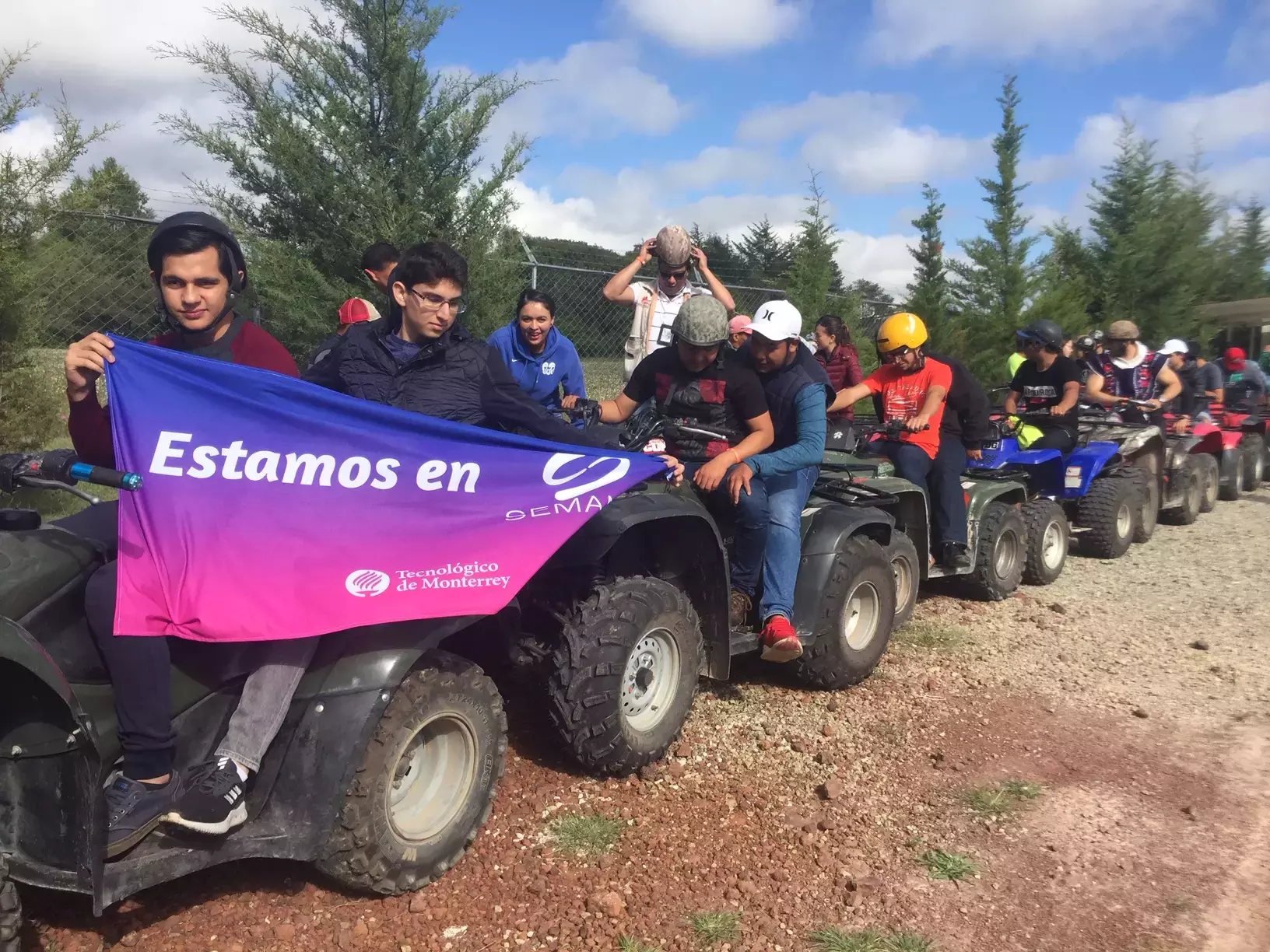 Alumnos en cuatrimotos