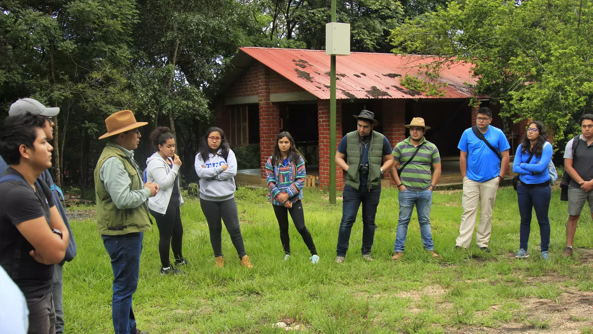 alumnos en la sima de las cotorras