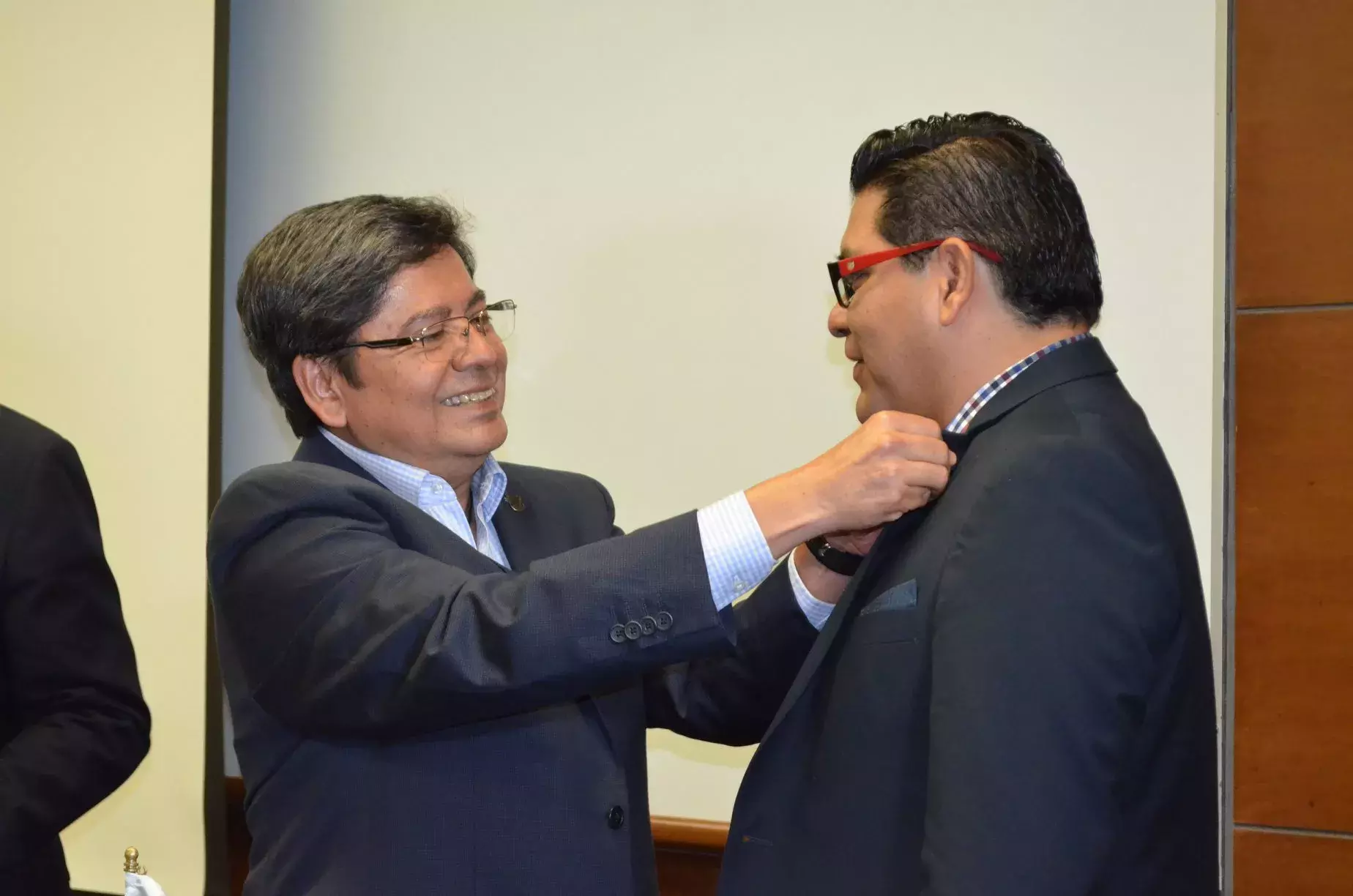 entrega de pin al presidente entrante