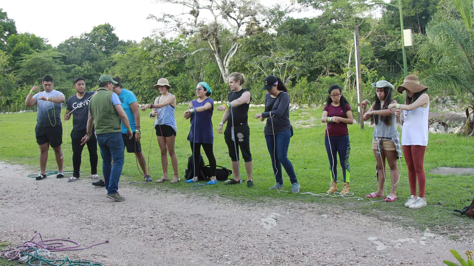 alumnos en la sima de las cotorras