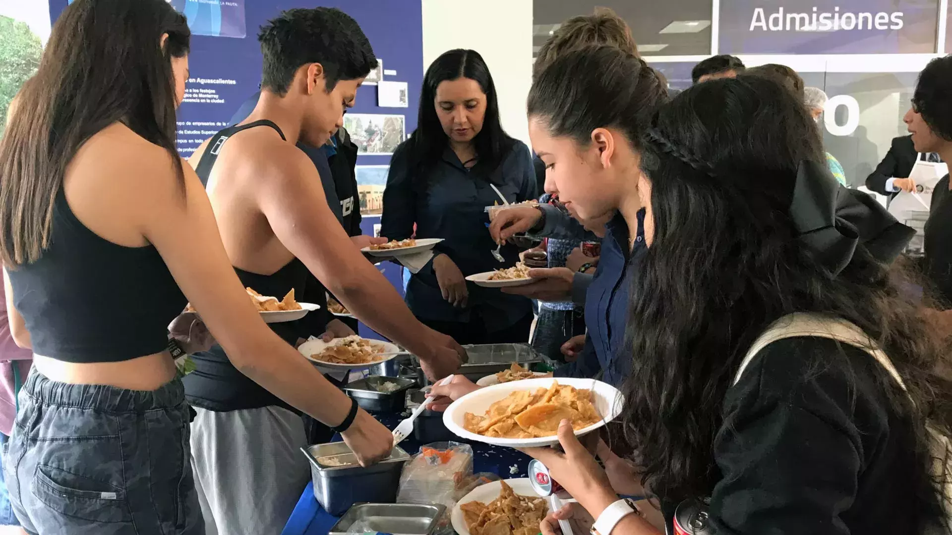 Alumnos de Aguascalientes disfrutaron de los chilaquiles.