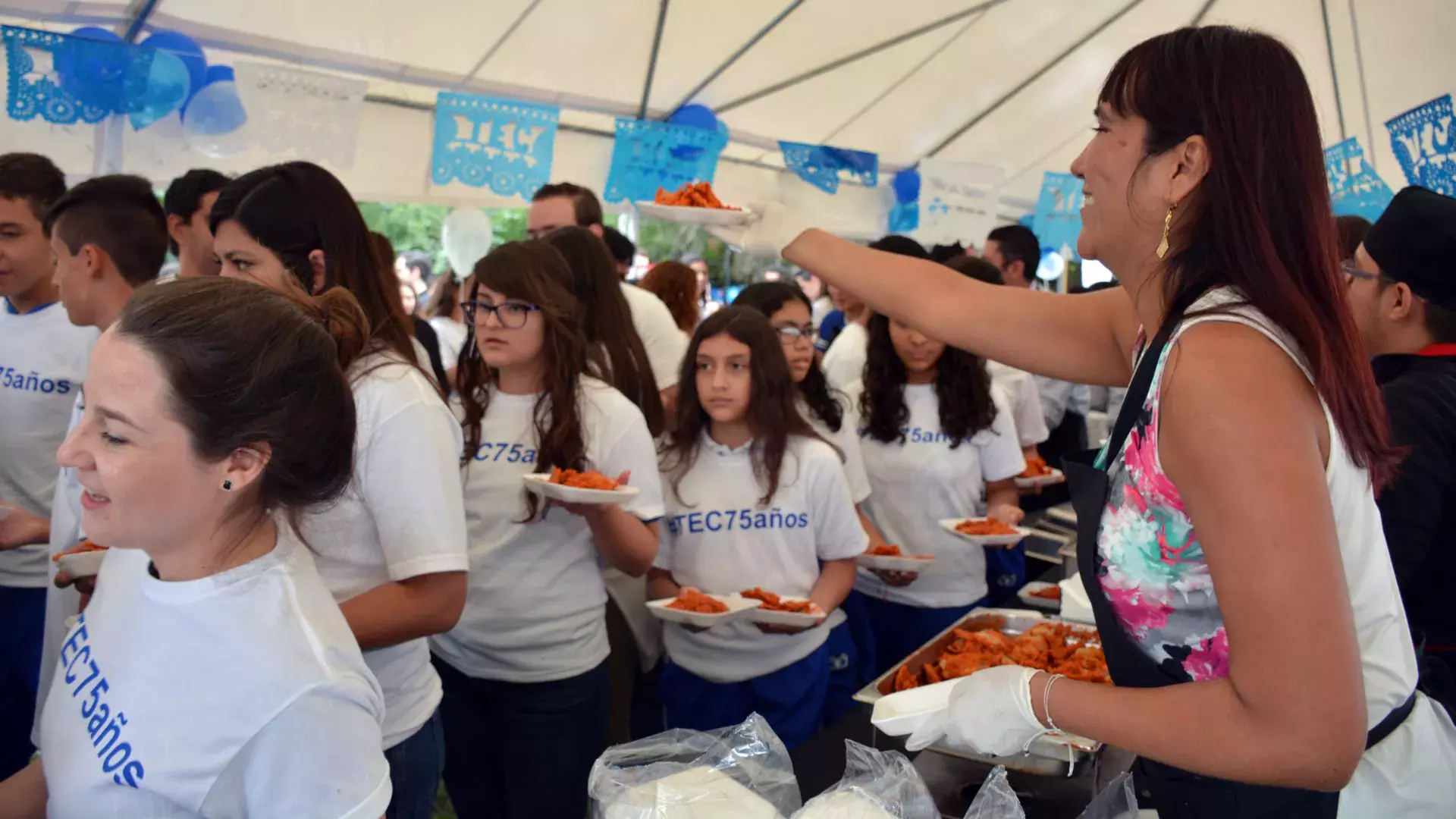 Los tradicionales chilaquiles fueron repartidos en campus Chihuahua.