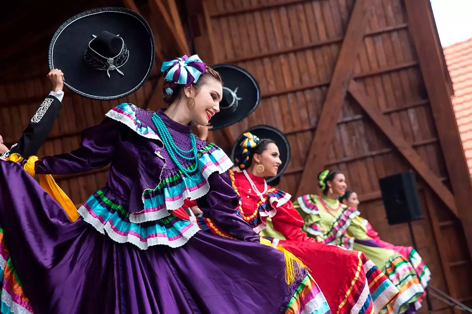 Mexicanos bailando folclore en Europa