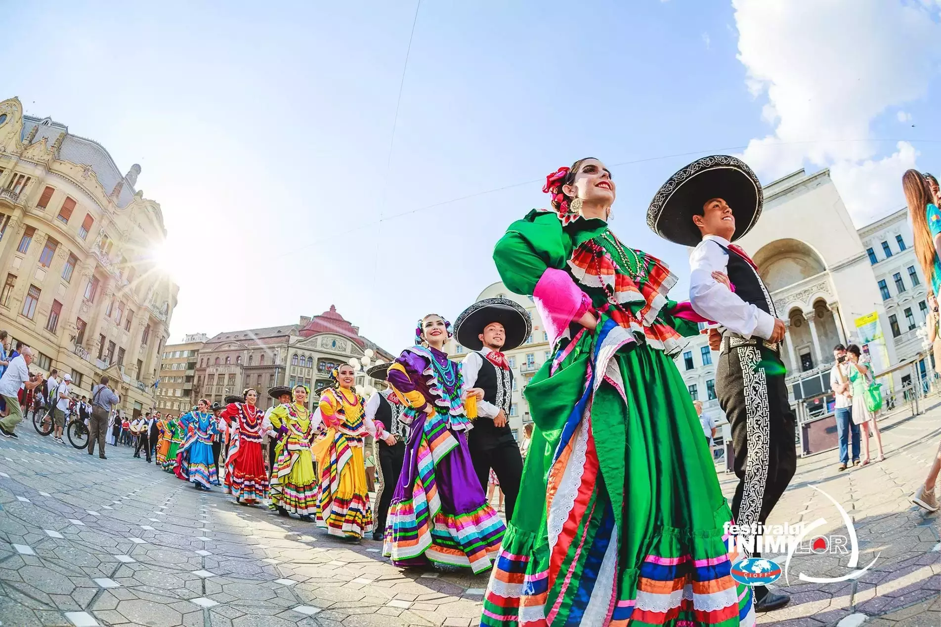 Mexicanos bailando folclore en Europa