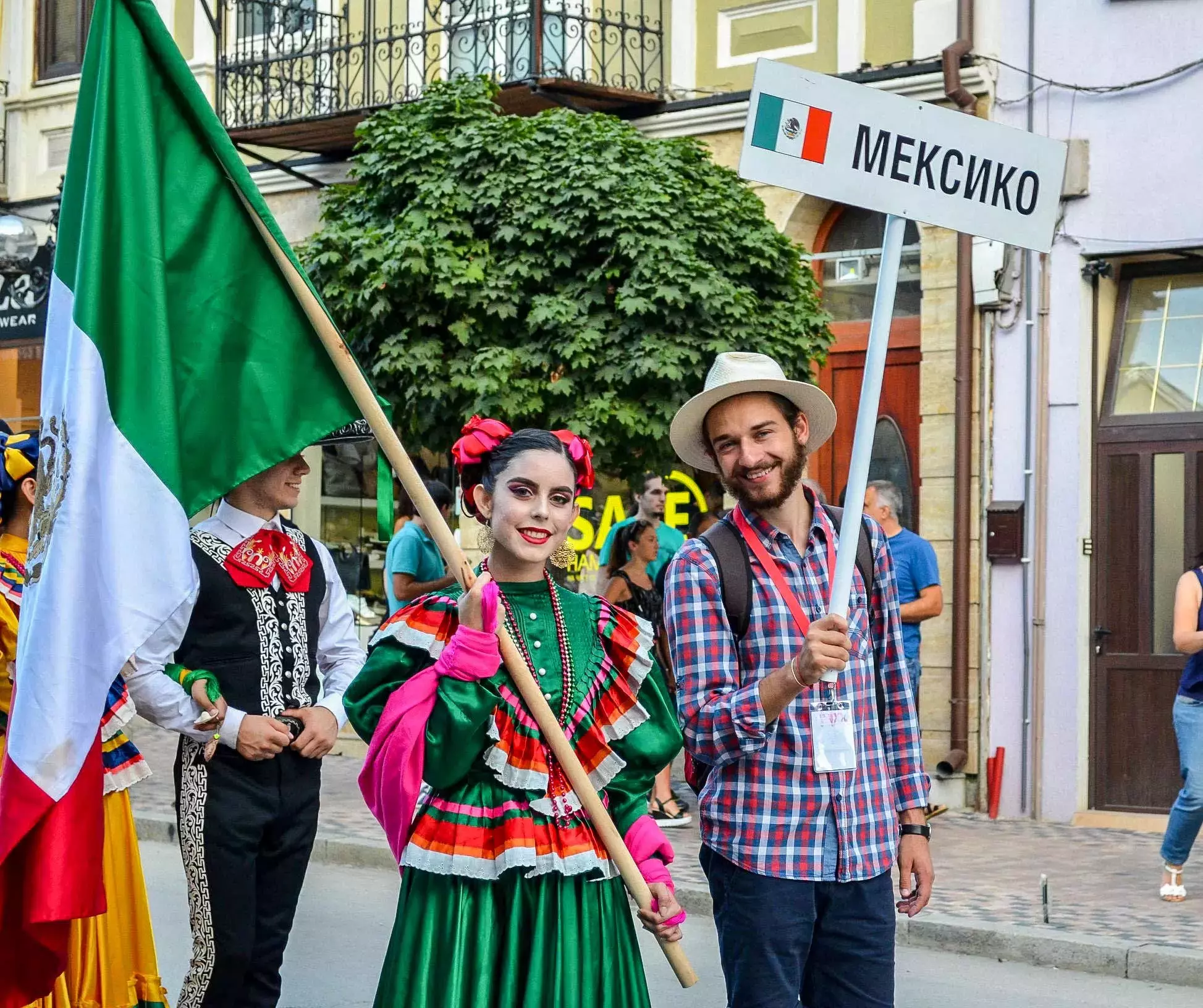 Mexicanos bailando folclore en Europa