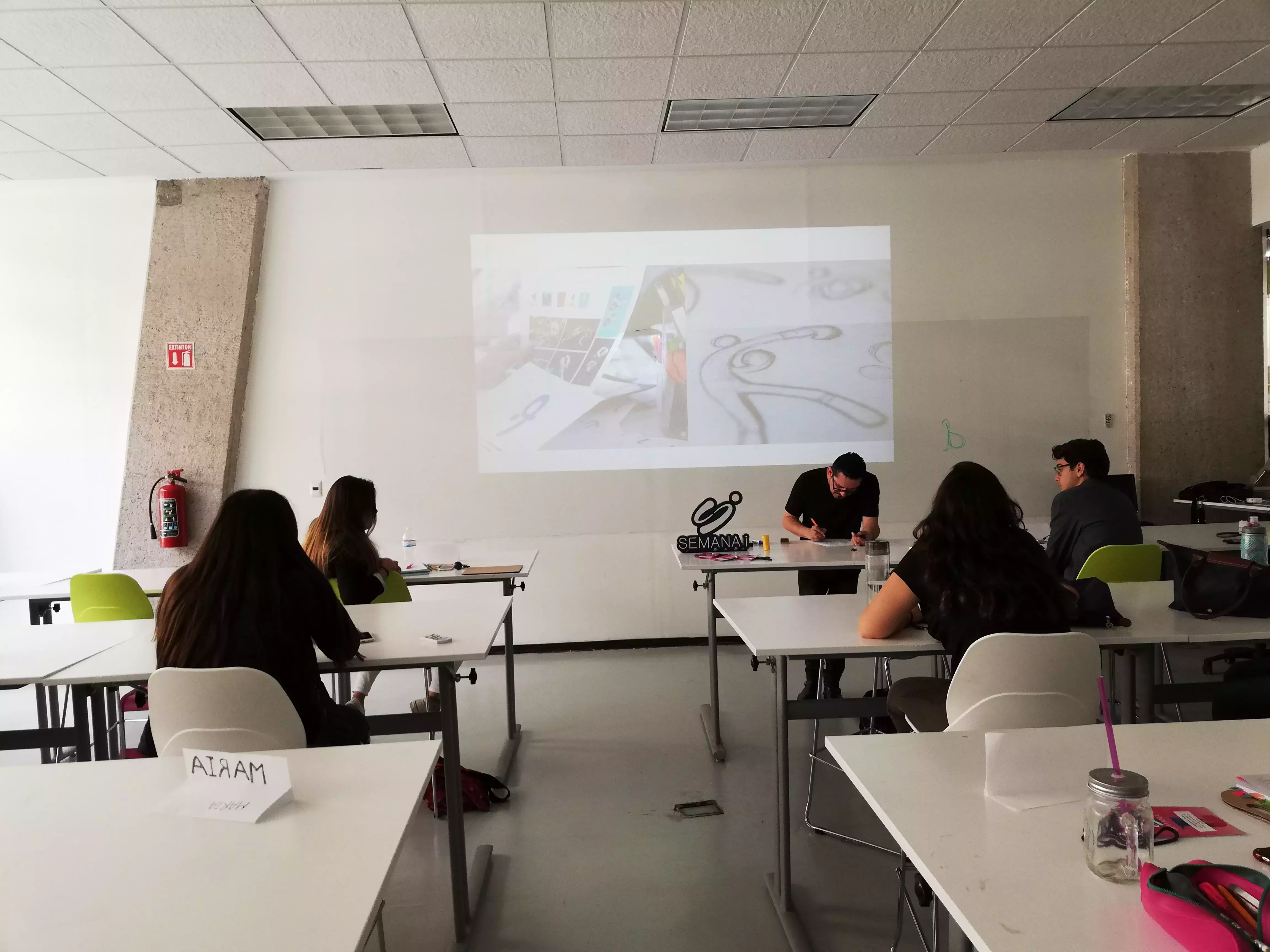 En Semana i alumnos del Tec de Monterrey elaboran pictogramas.