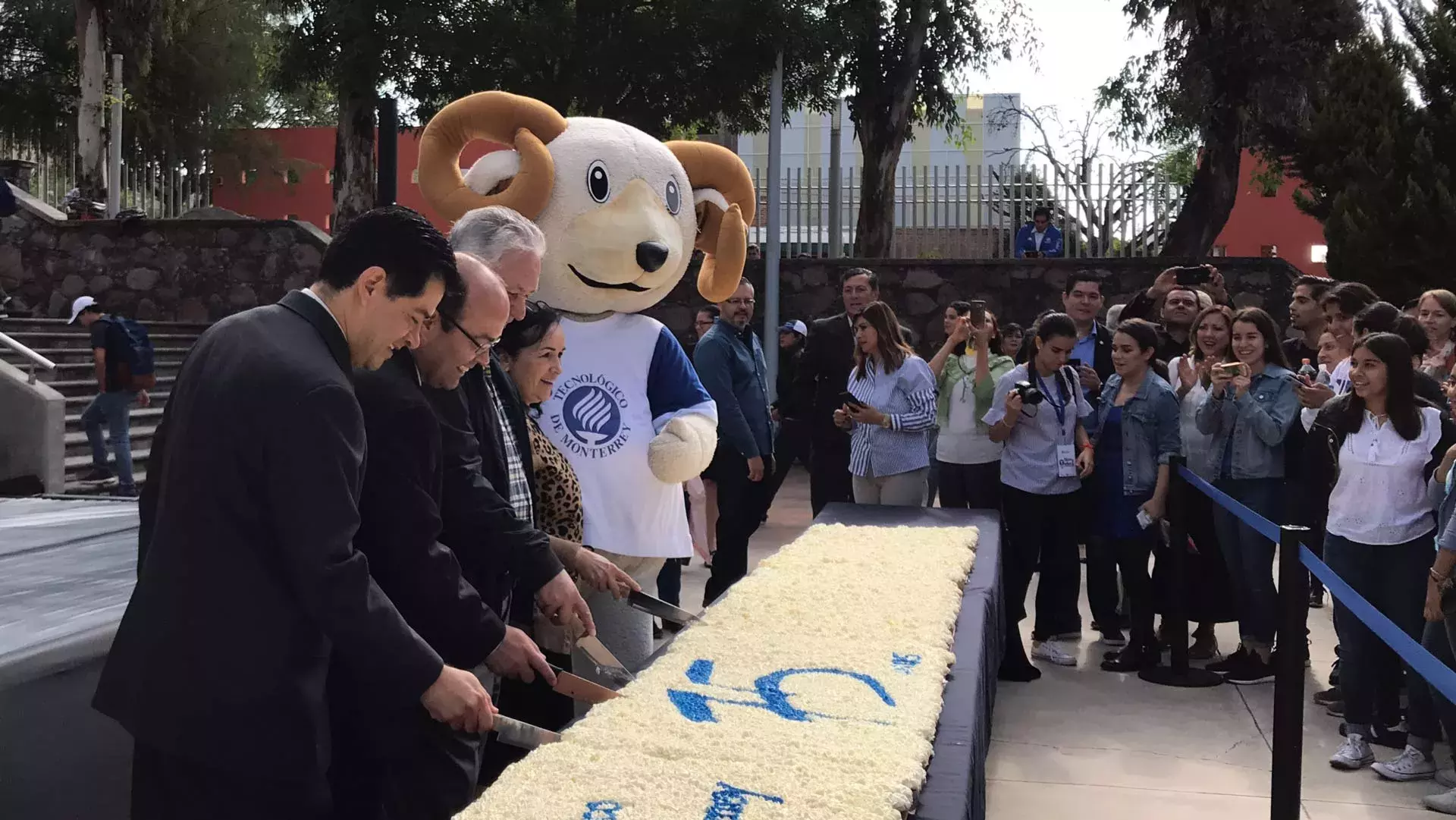 En Irapuato hubo el tradicional pastel.