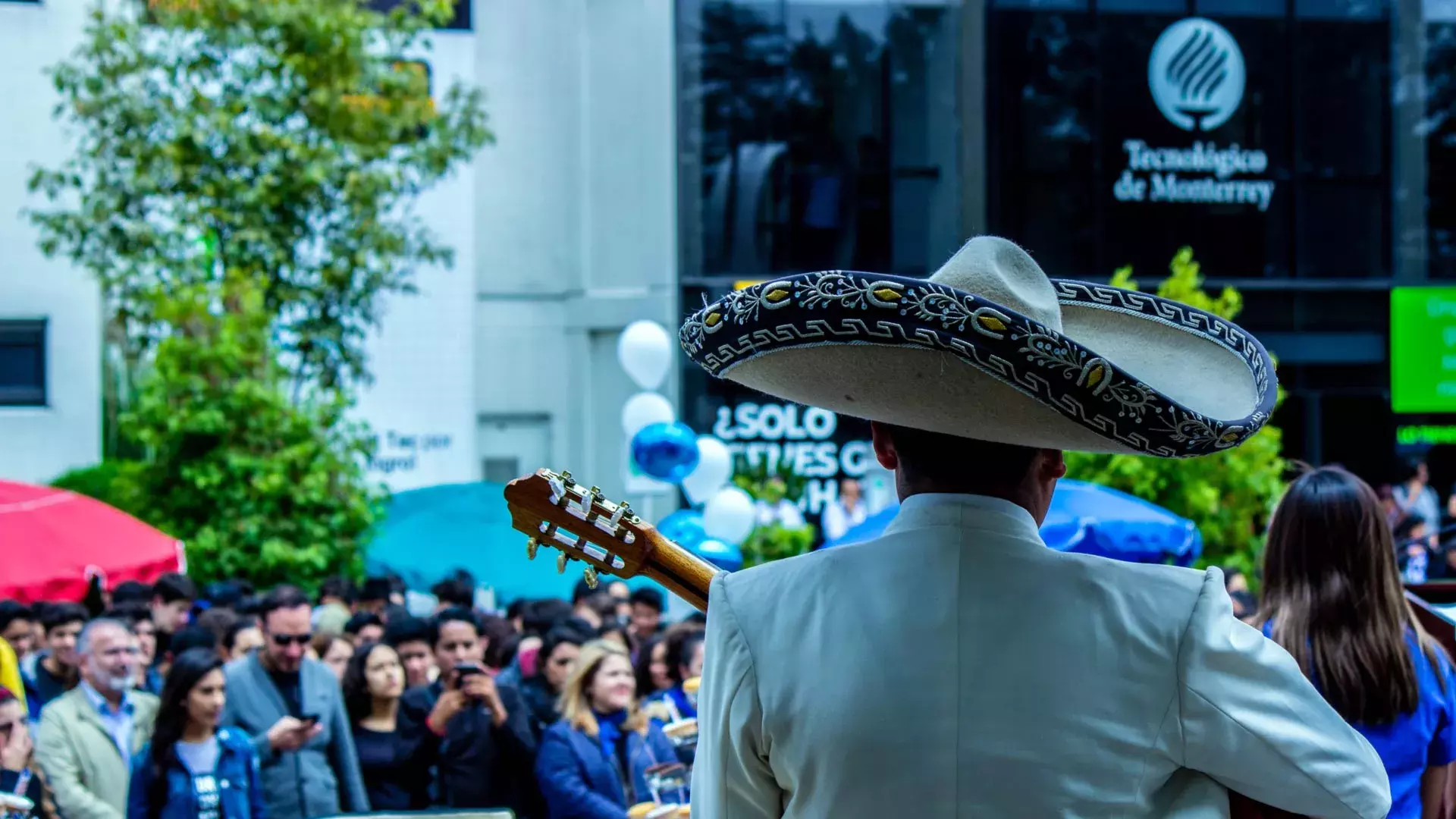 En Toluca no pudo faltar el mariachi.