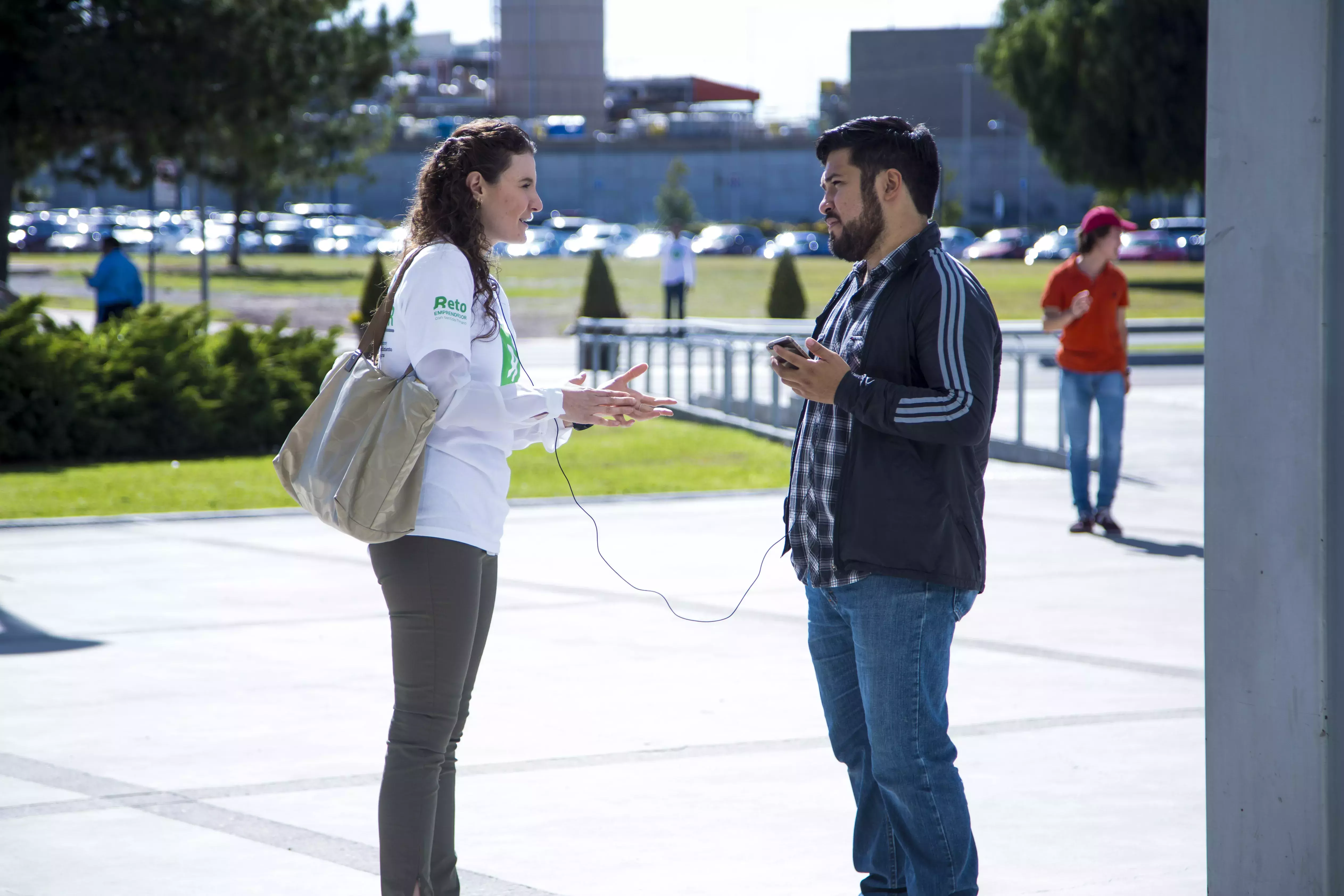 Mentor y alumno en Reto Emprendedor