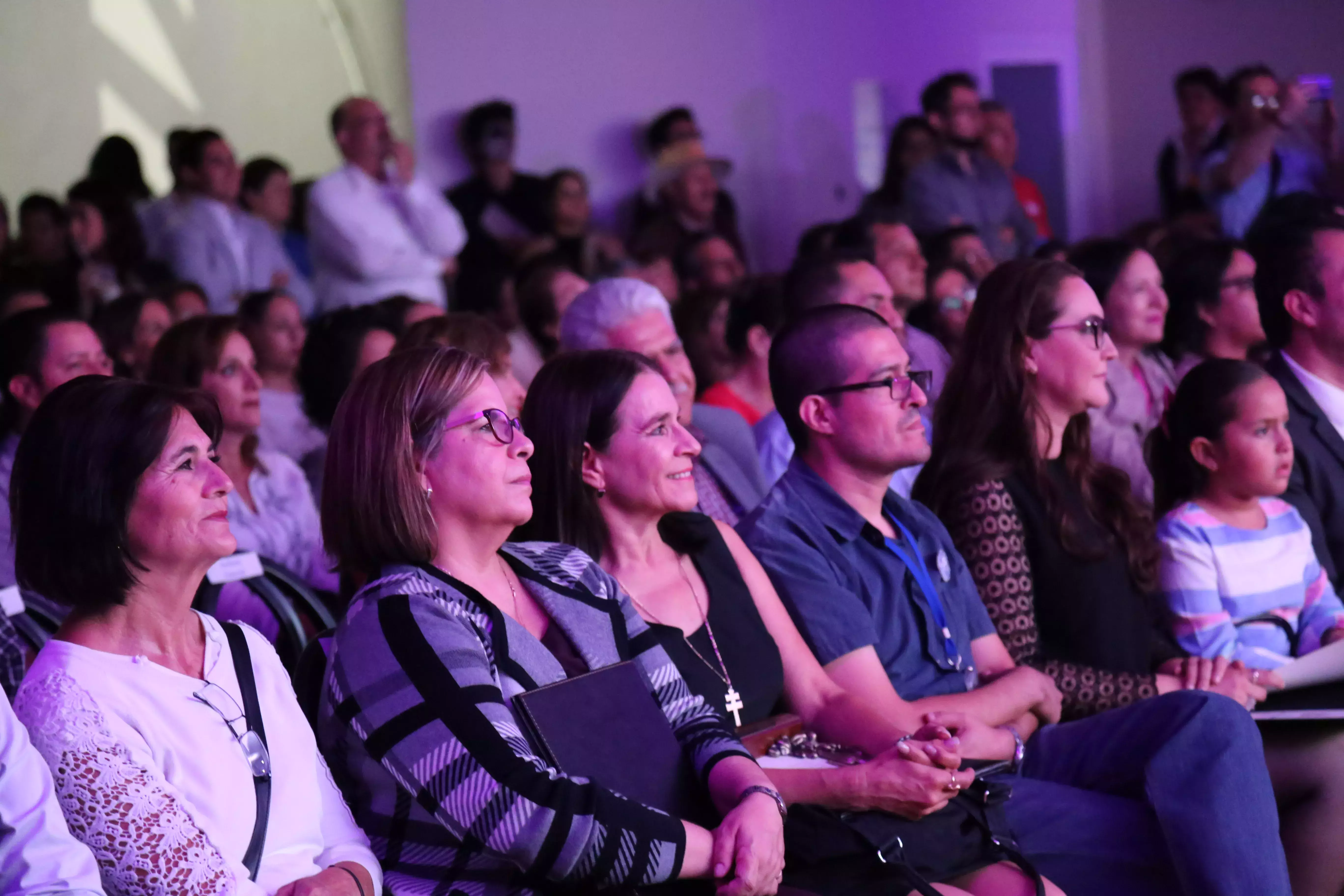 Alumnos comparten escenario con Angélica Aragón 