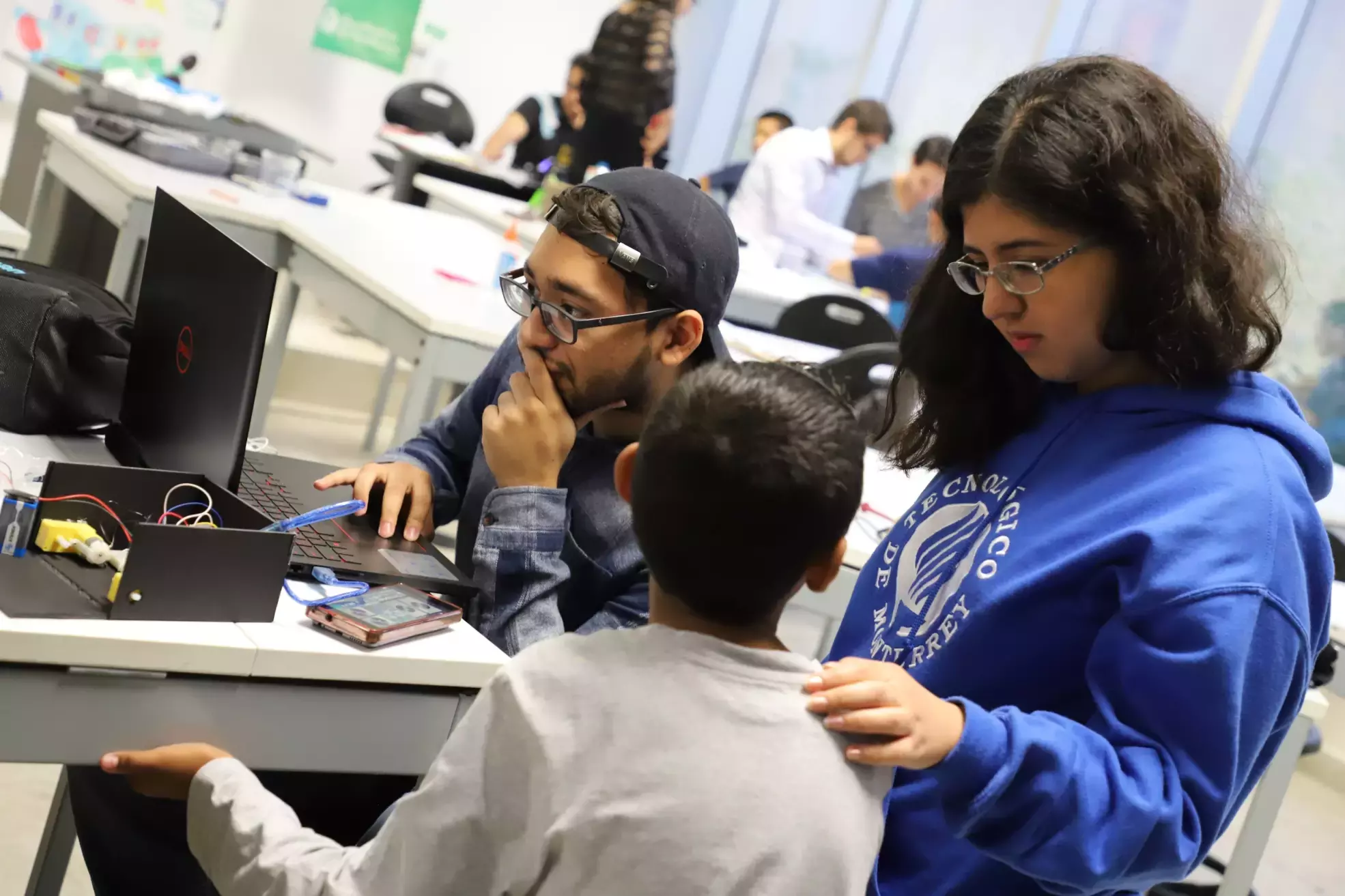 Niñas y niños se unen a estudiantes del Tec para construir juguetes 