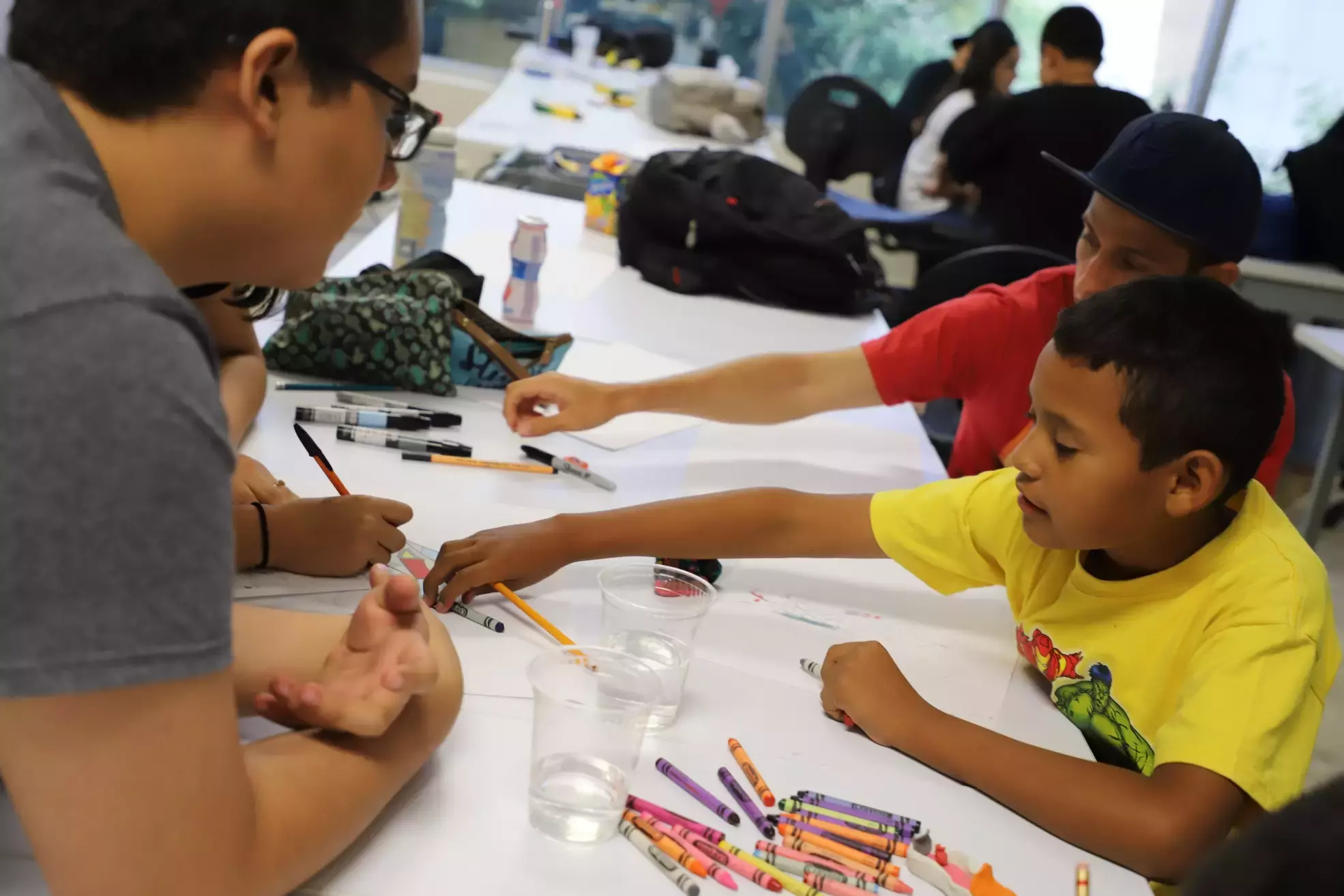 Niñas y niños se unen a estudiantes del Tec para construir juguetes 