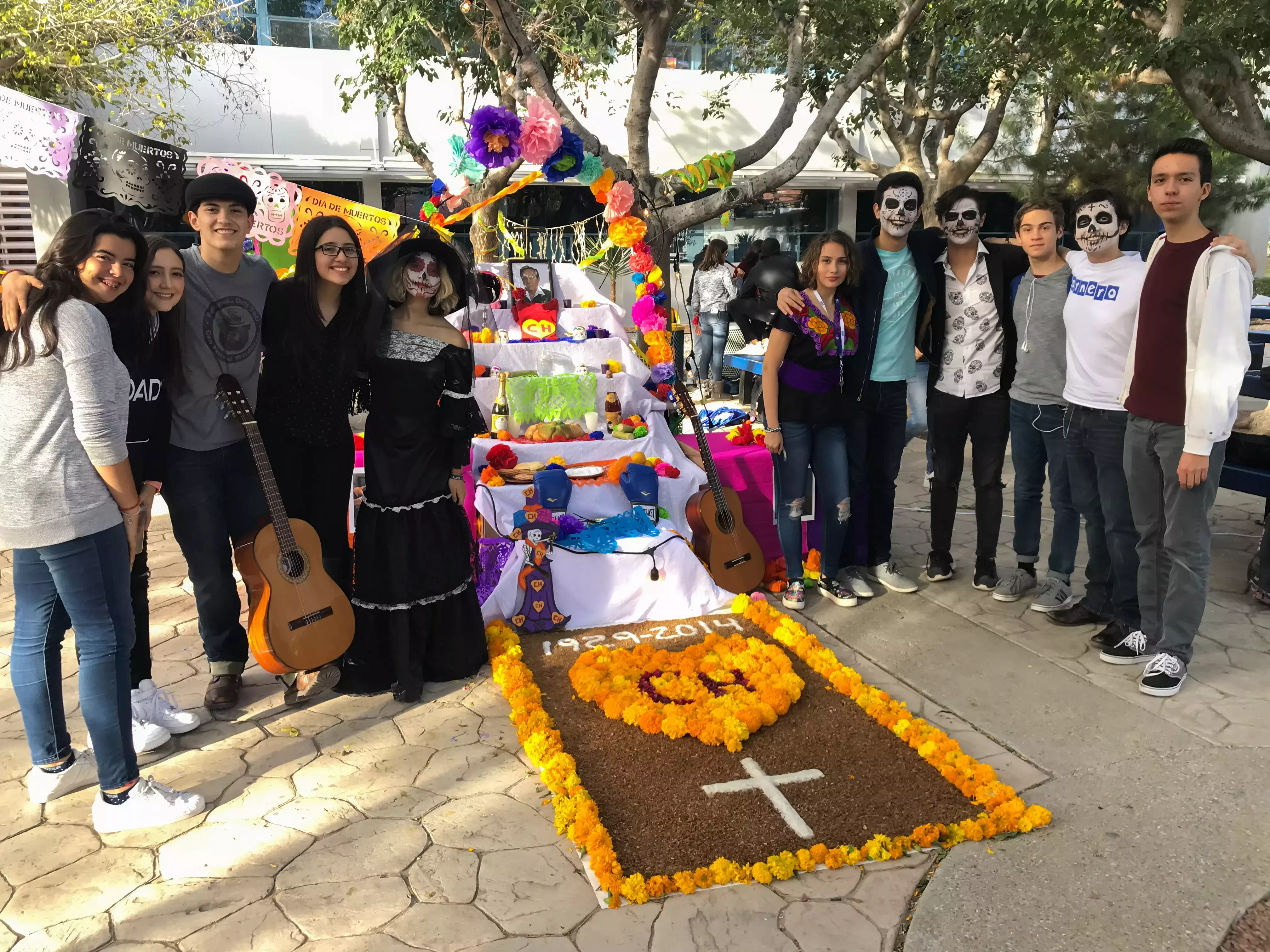 Alumnos festejando el día de muertos