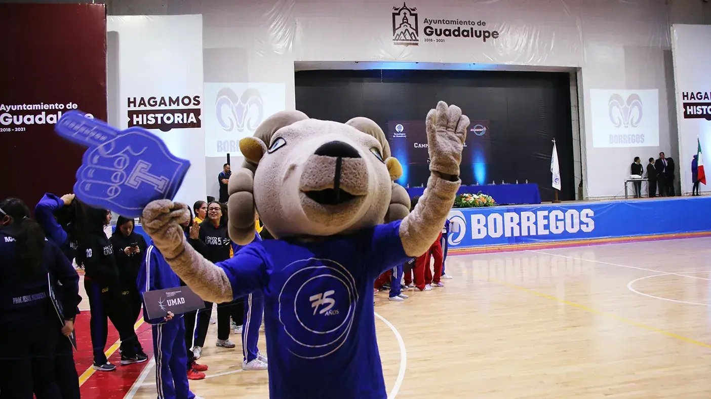 La botarga apoyando a los Borregos