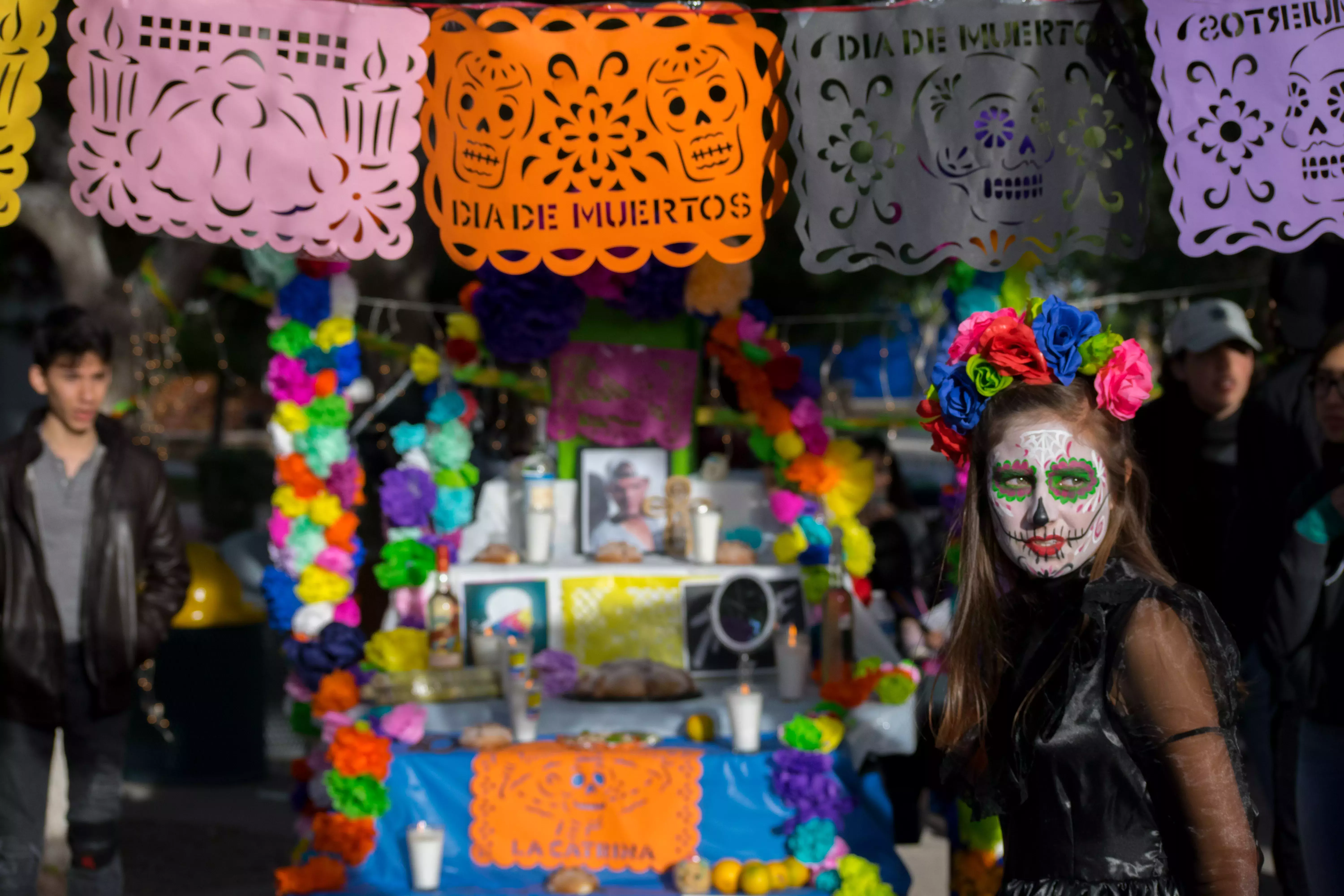 Alumnos festejando el día de muertos