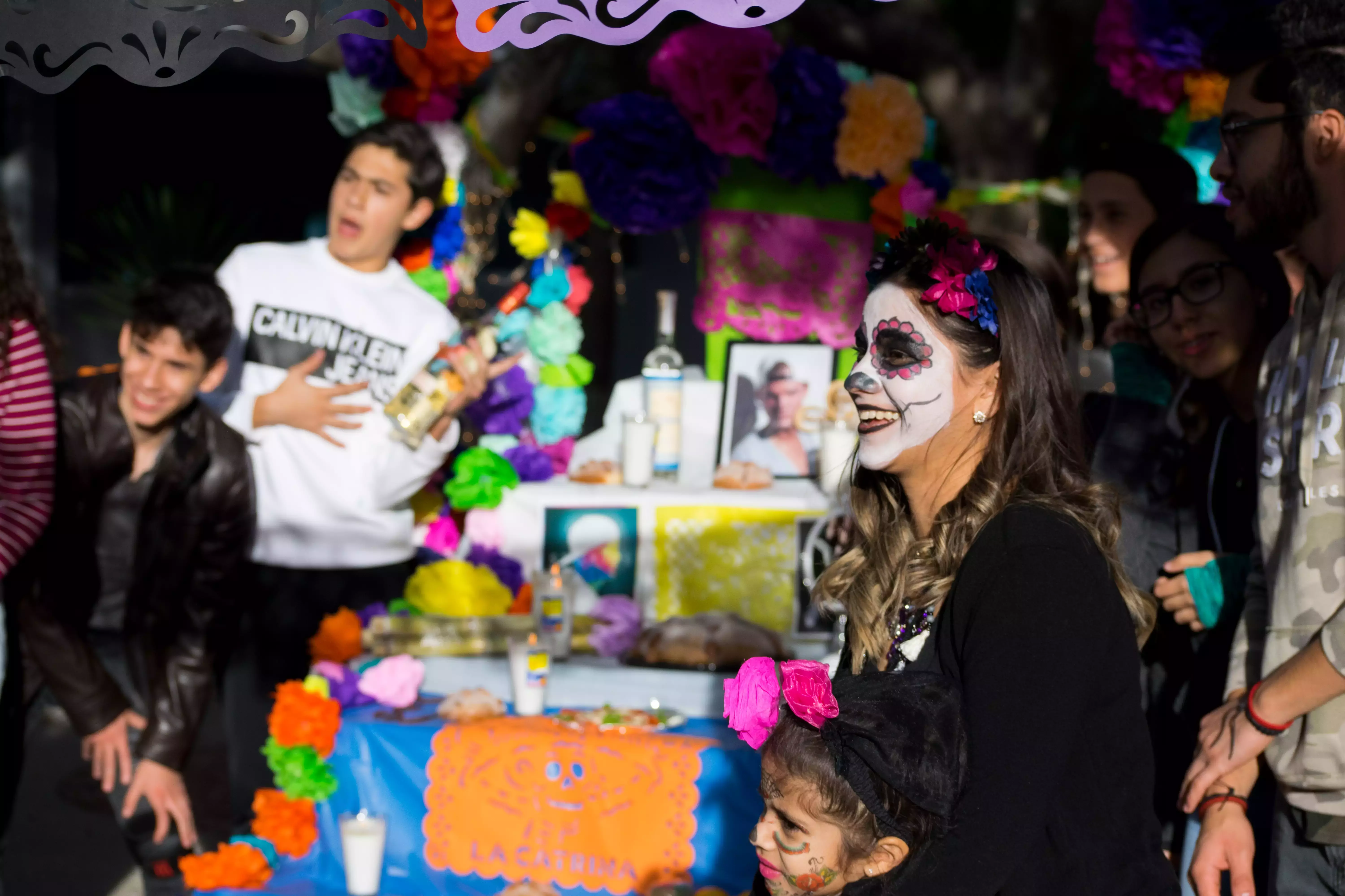 Alumnos festejando el día de muertos