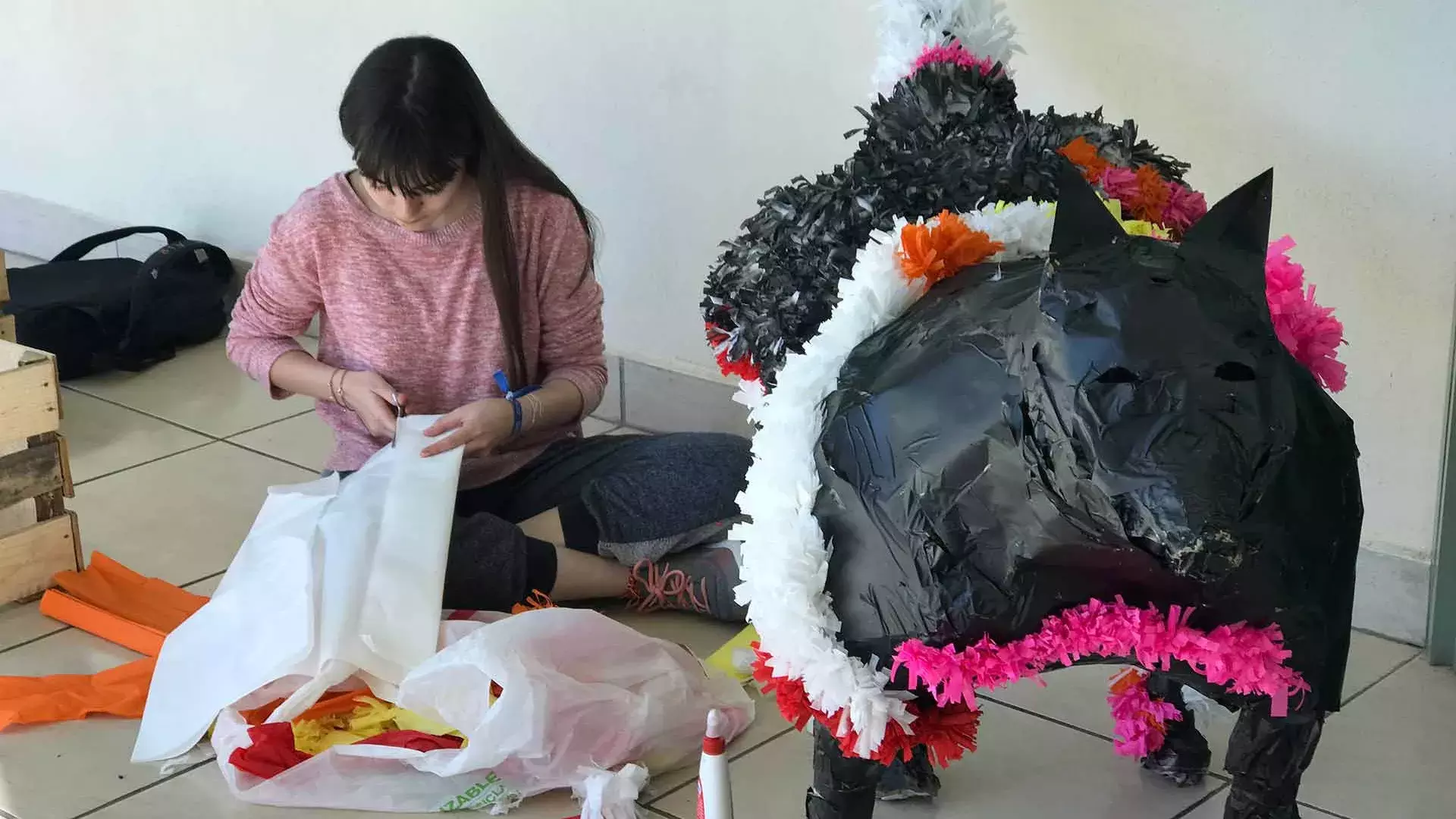 Estudiantes creando alebrijes.