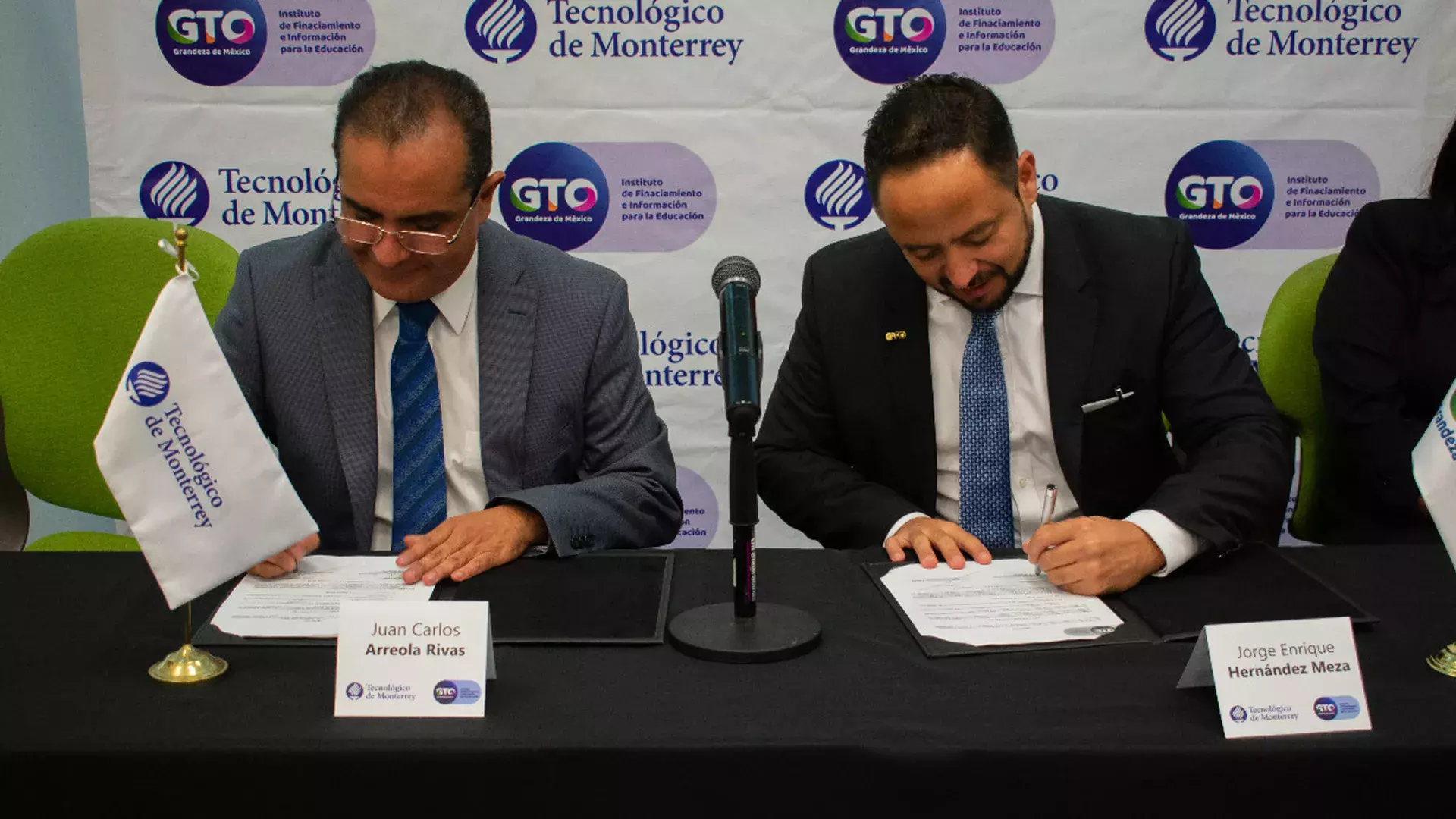 Juan Carlos Arreola y Jorge Enrique Hernández firma el documento.