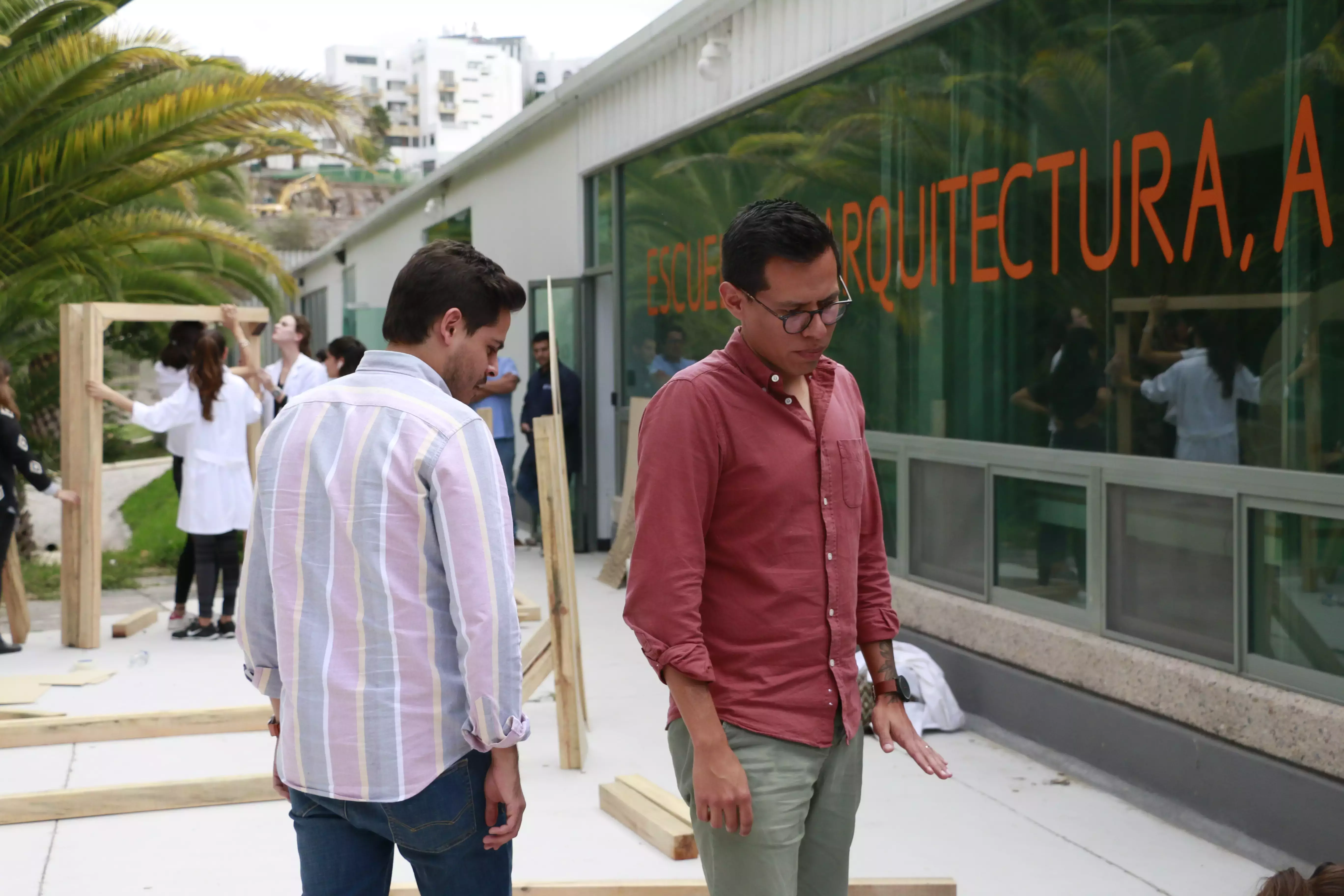 Arq. Mauricio y Arq. Adolfo, supervisando a los alumnos