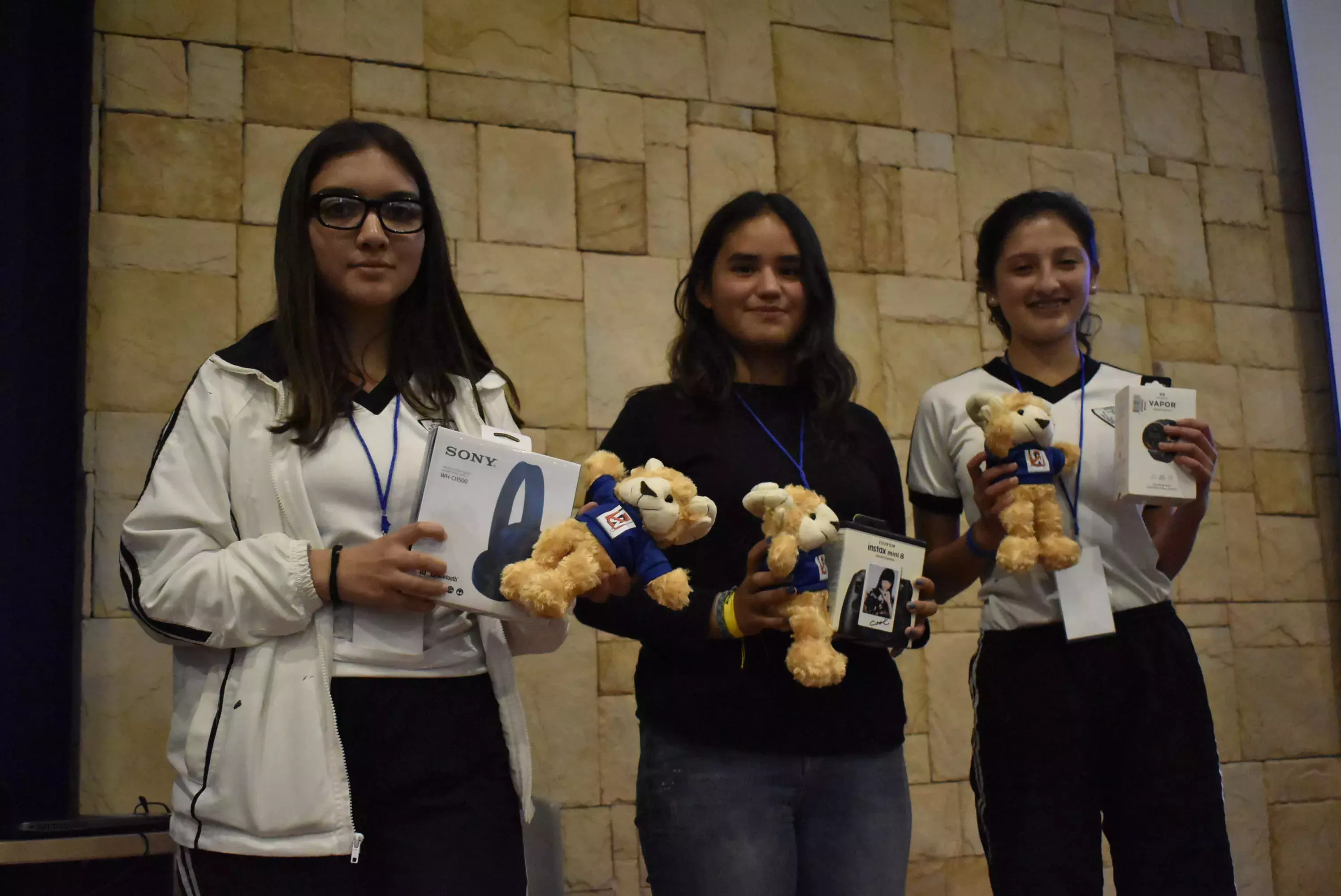 Ganadoras del evento Wordbusters con sus premios