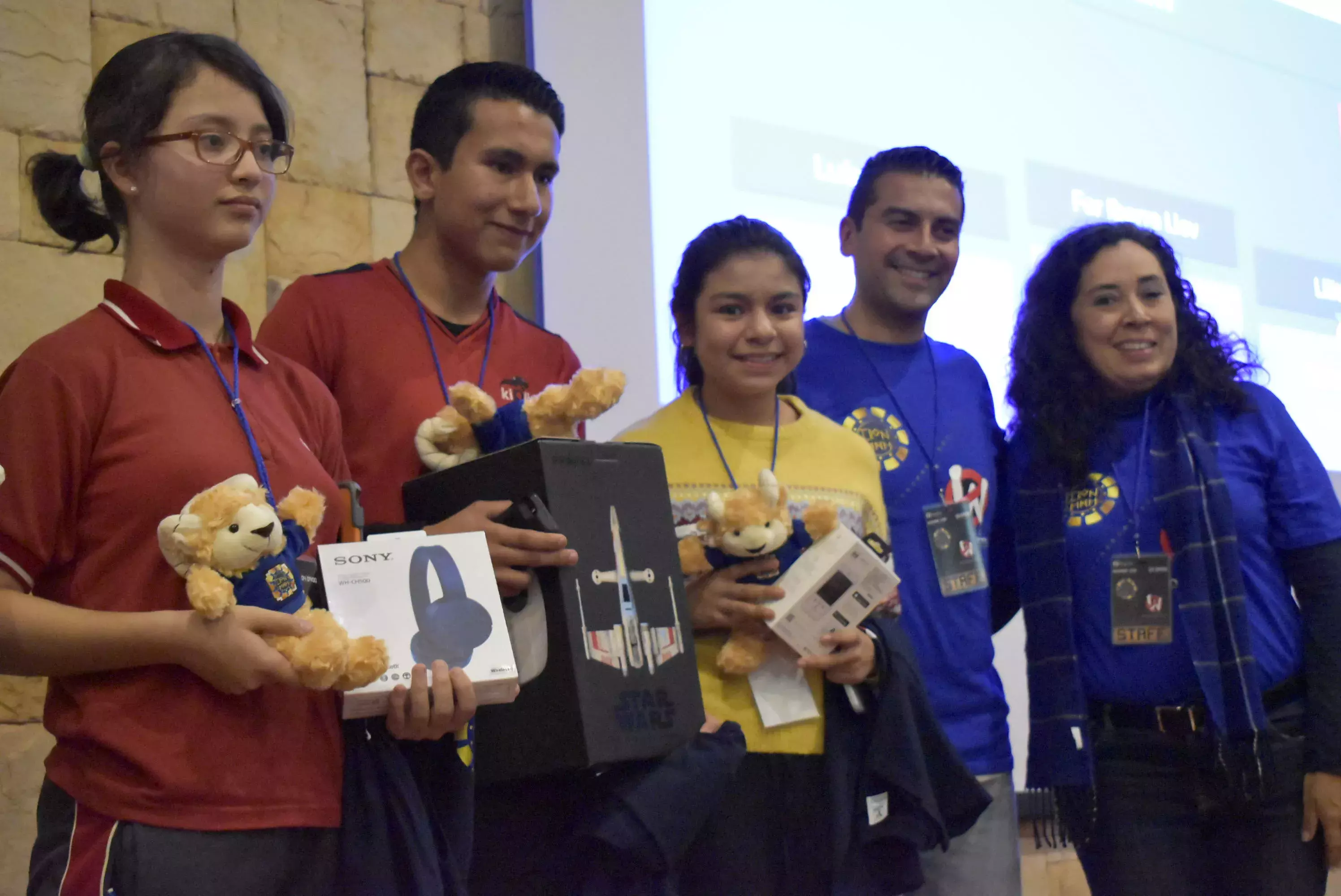 Ganadores del evento Ironmath con sus premios