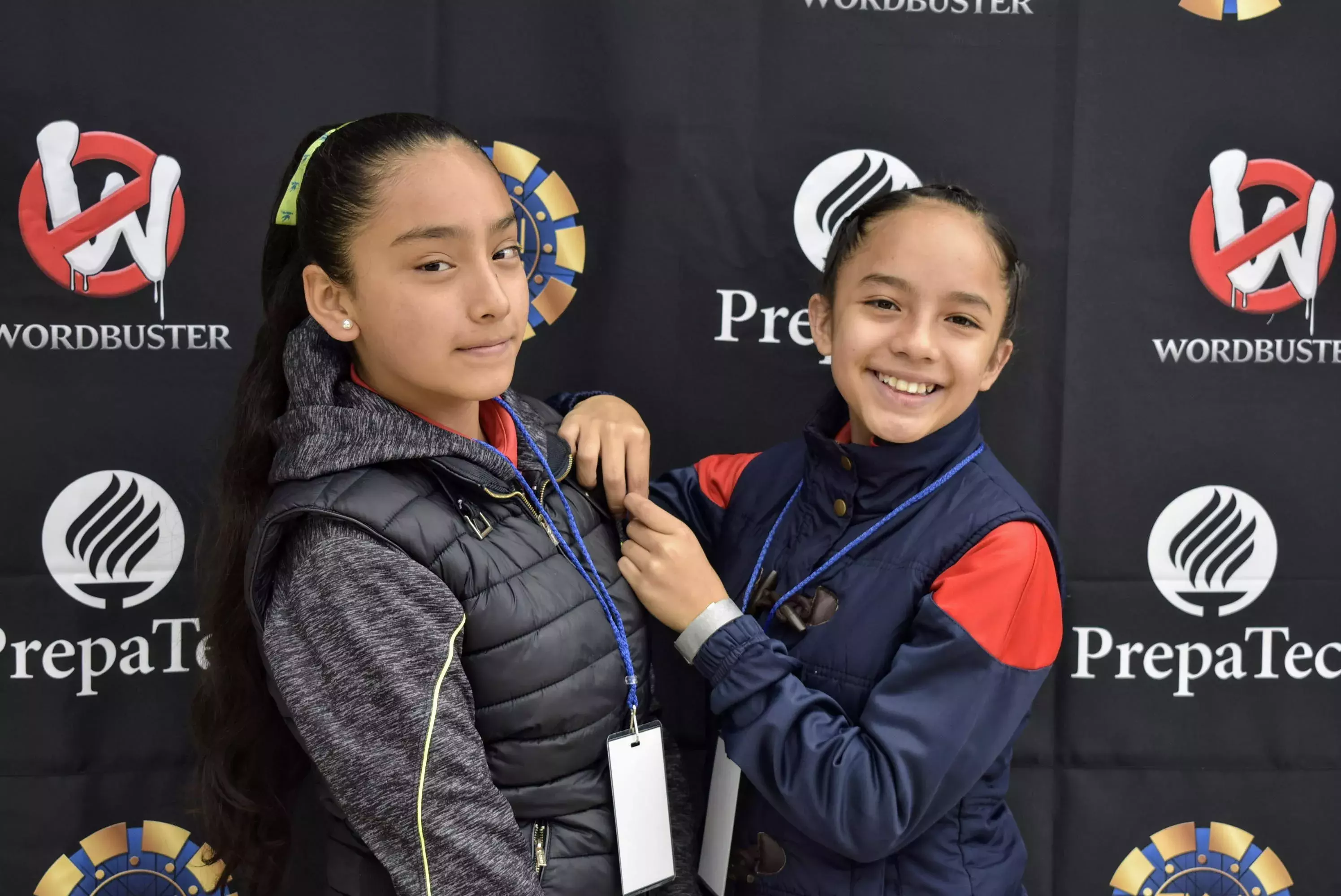 Alumnas de secundaria llegando al evento