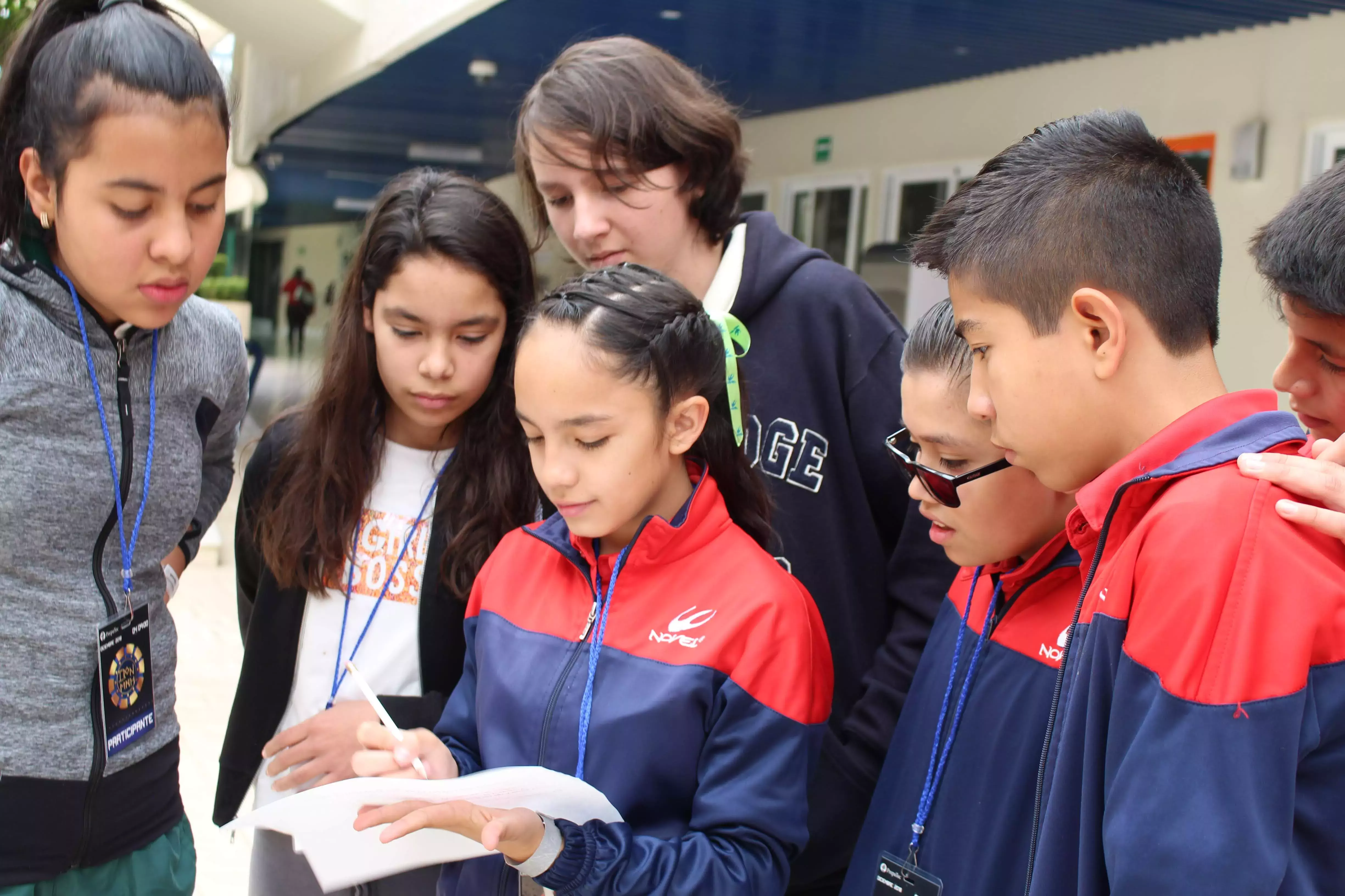 Alumnos resolviendo retos en el rally de Ironmath y Wordbusters