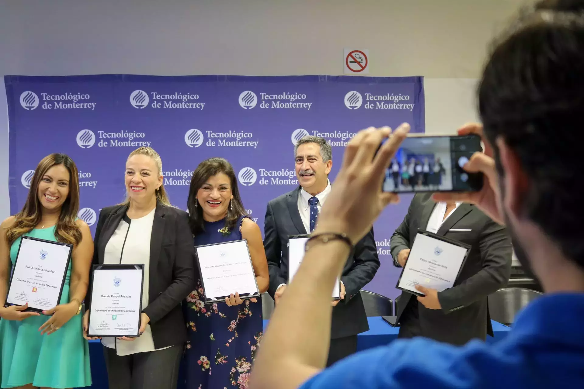 Algunos de los profesores posando para una foto