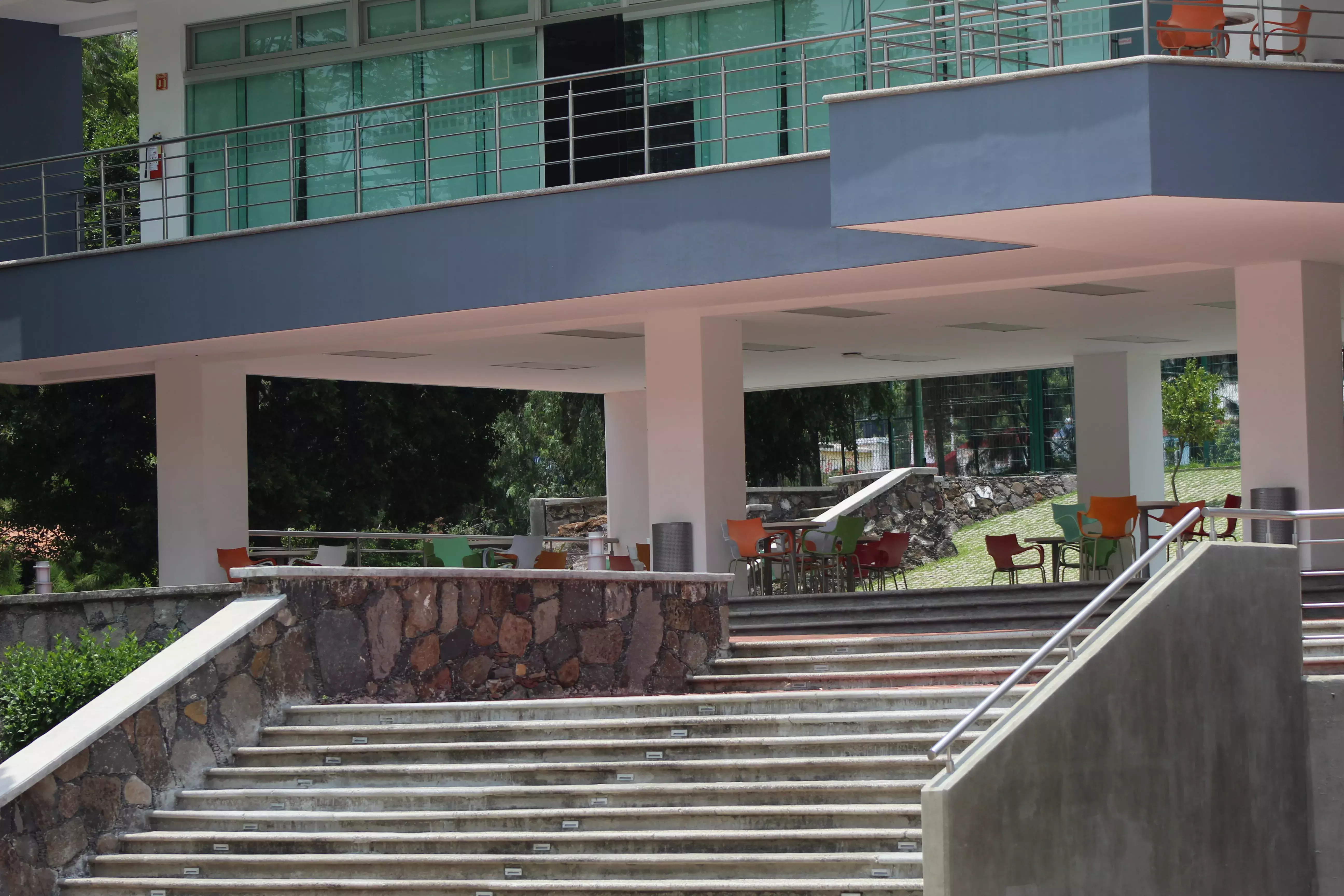 Escaleras hacia el edificio de profesional, edificio de profesional, Campus Irapuato