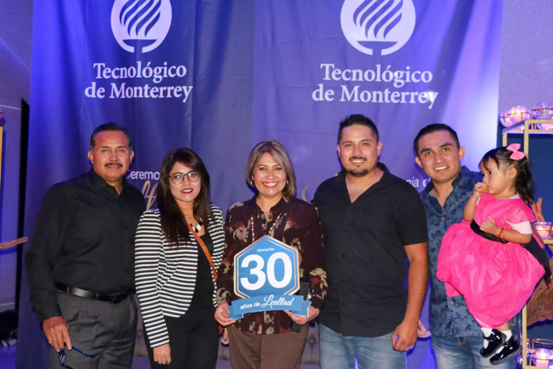 30 años, una historia. Angélica y su familia gozando su distinción.