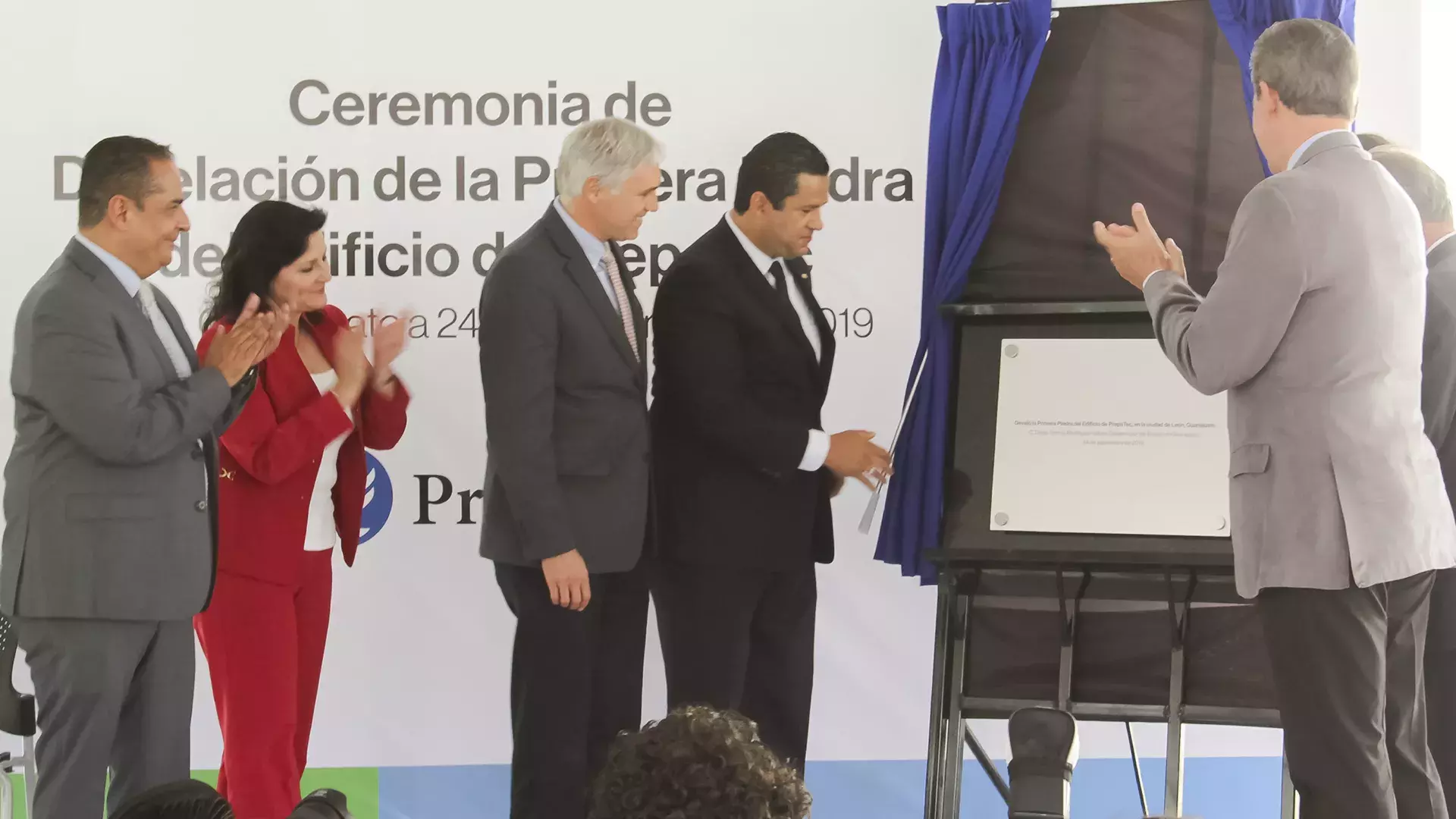 Momento de la develación de la primera piedra