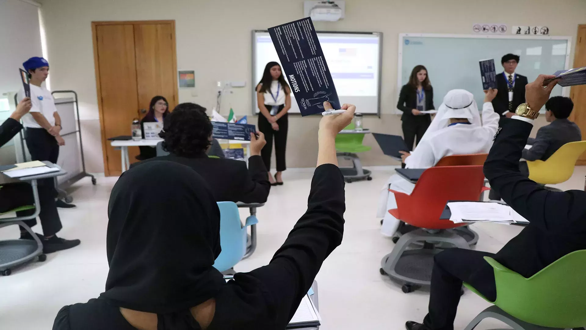 Alumnos de PrepaTec debatiendo en el Counter-Terrorism Committee, donde se busca la prevención y disminución del terrorismo. 