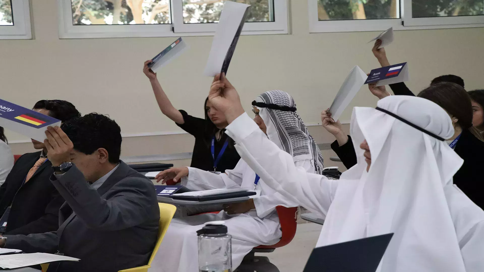 Delegados esperando la designación dentro del debate. 