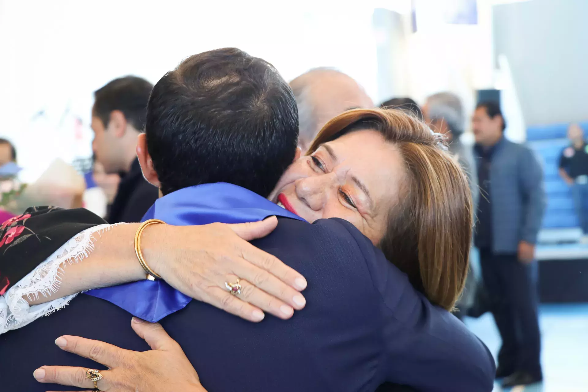 Alumnos de profesional disfrutan de grandes momentos en su graduación.