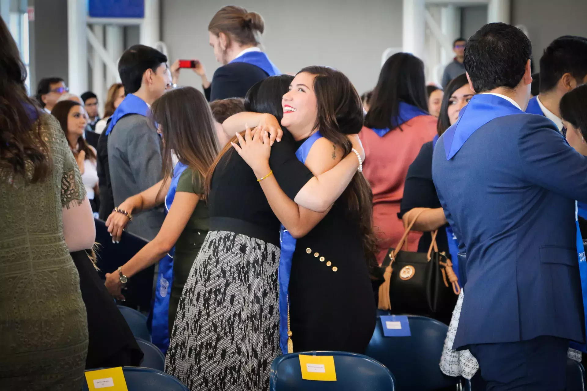 Alumnos de profesional disfrutan de grandes momentos en su graduación.