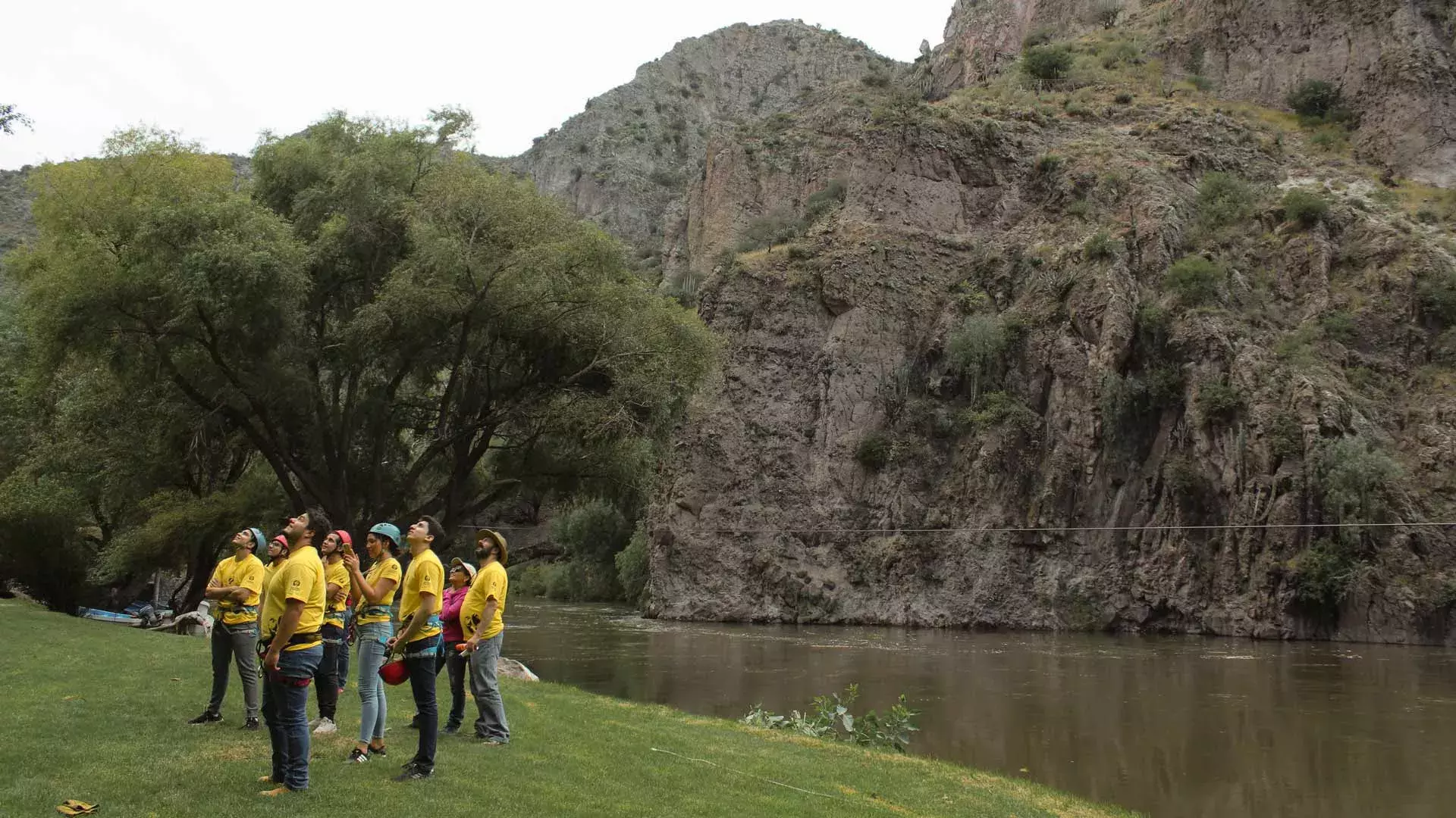 Alumnos del Tec terminando de hacer rappel en el Parque EcoAlberto